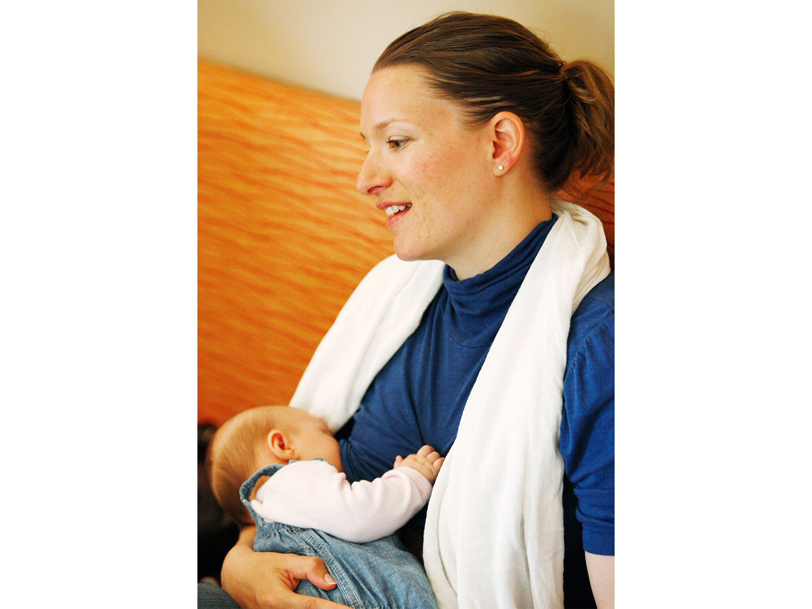 A woman breastfeeds her child (Photo/Reuters)