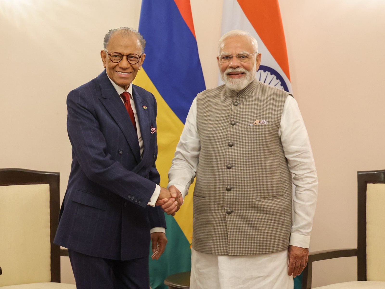 Prime Minister Narendra Modi (R) with Mauritius Prime Minister Navinchandra Ramgoolam (L) (File Photo:X/@narendramodi)
