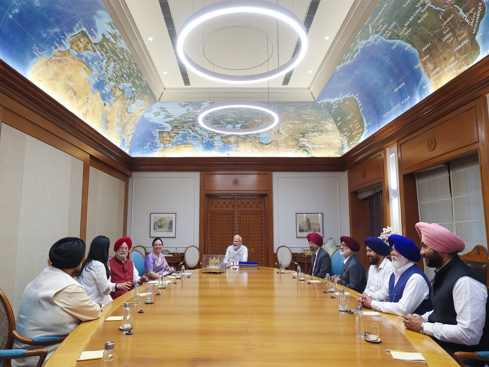 Prime Minister Narendra Modi and Union Minister Hardeep Singh Puri with committee members (Photo/@HardeepSPuri)
