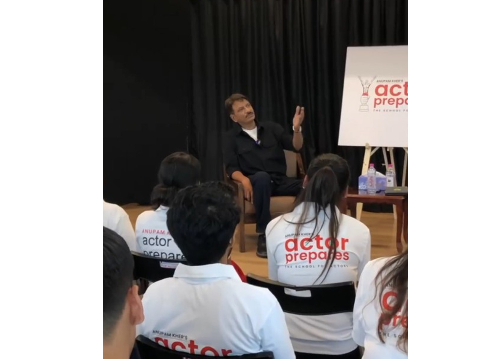 Rajesh Tailang interacting with students (Photo: Instagram/@actorprepares)
