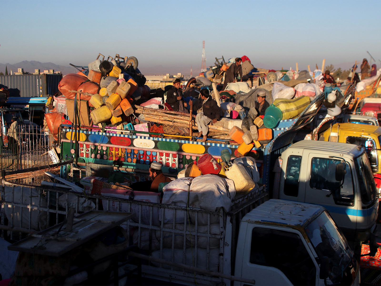 Afghan nationals sit atop a truck with belongings at Chaman Border as they return to Afghanistan from Pakistan, November 10, 2023 (File Photo/Reuters)