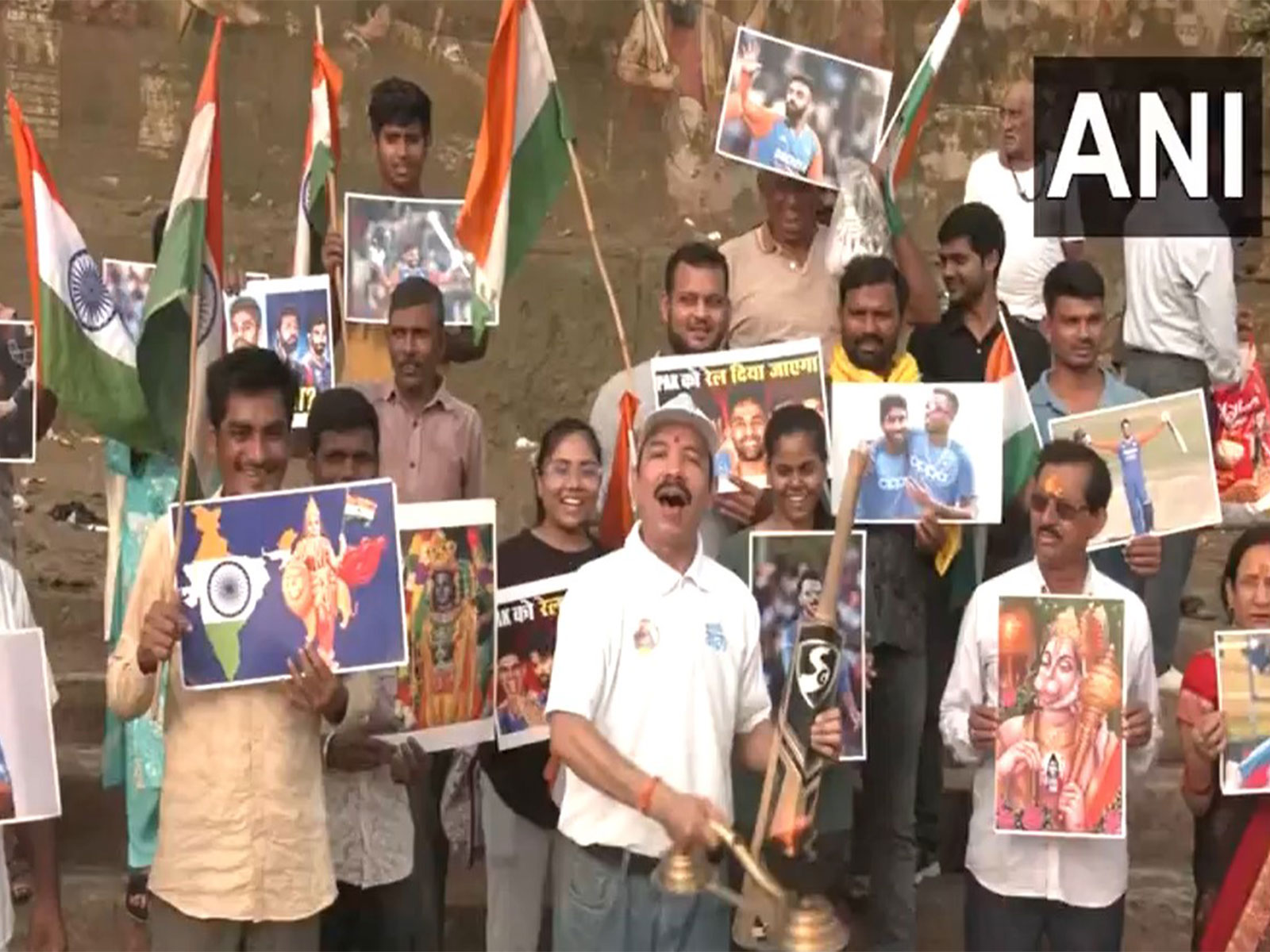 Fans perform aarti at Ganga Ghat in Varanasi. (Photo/ANI)