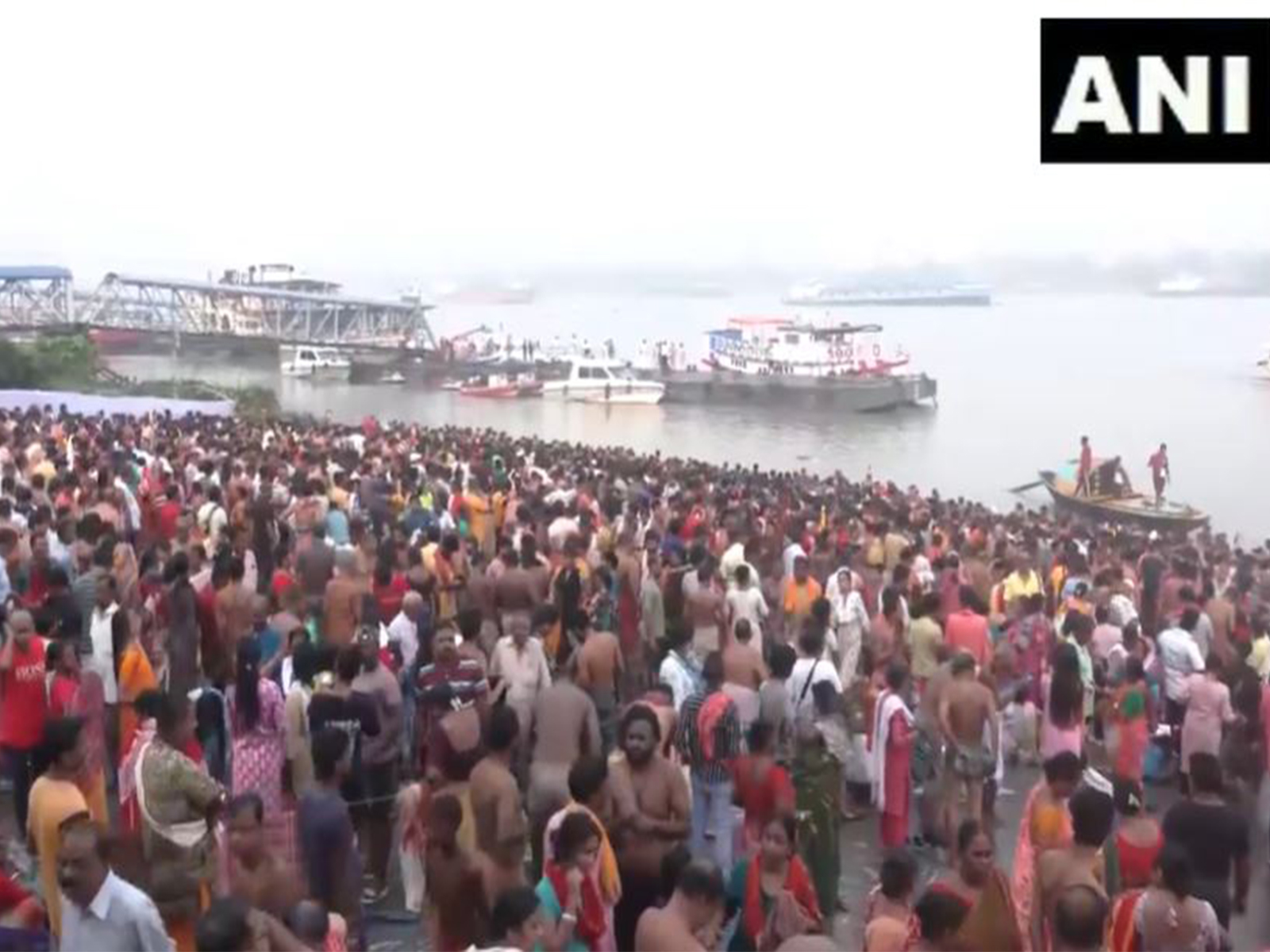 Large number of devotees gather for holy dip in Ganga in Kolkata (Photo/ANI)