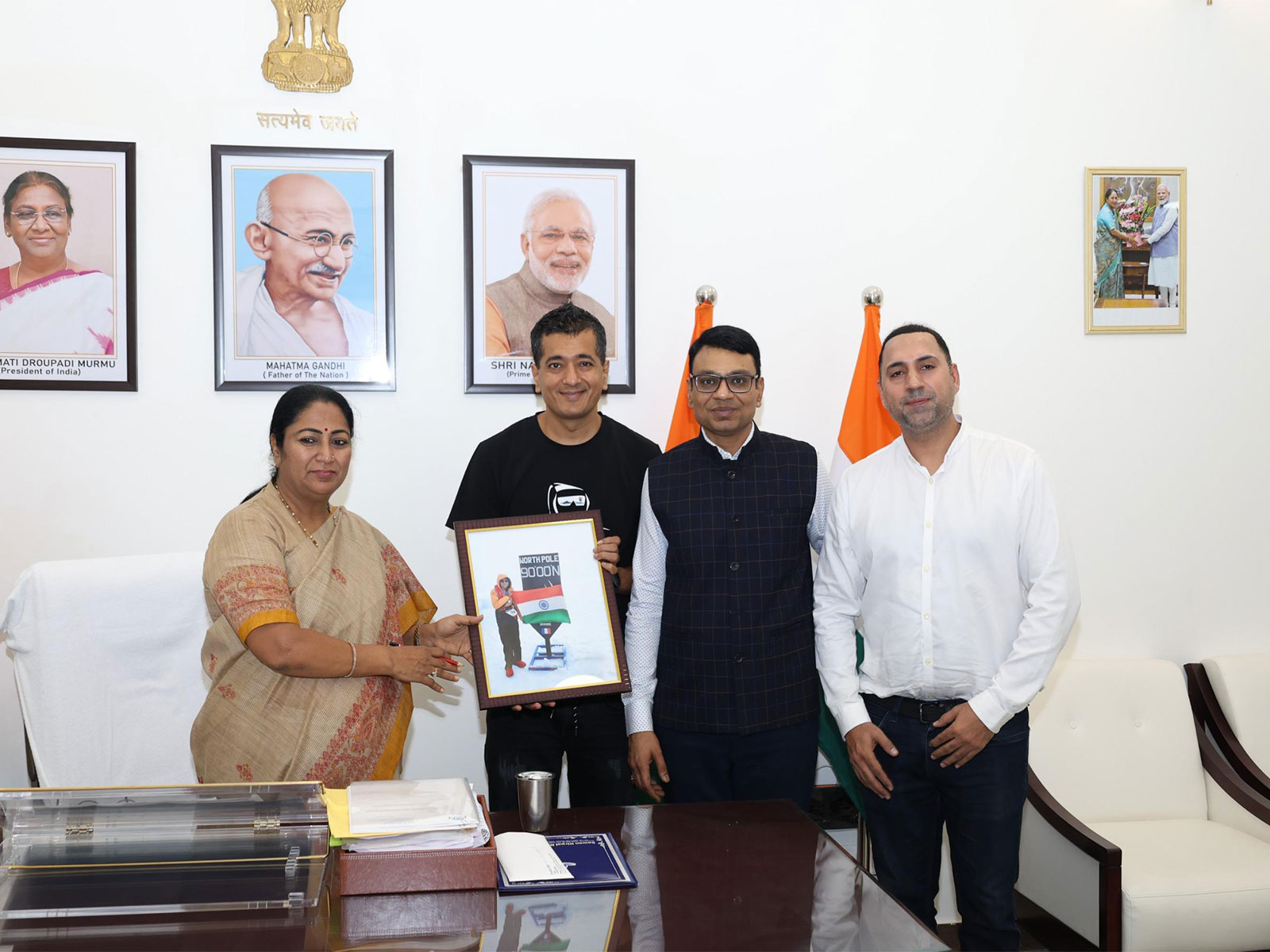 Ram Gopal Kothari (centre) with Delhi CM Rekha Gupta. (Photo: Ram Gopal Kothari)