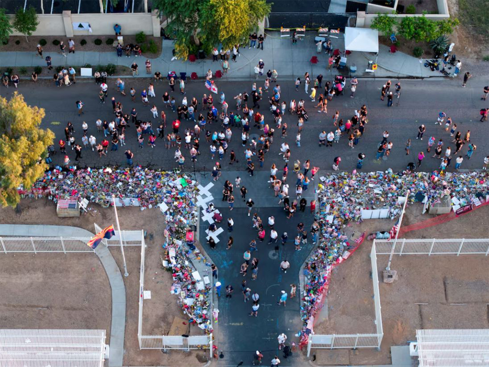 People gathering to pay tribute to Charlie Kirk at the headquarters of Turning Point USA, ahead of a memorial service (Photo/Reuters) People gathering to pay tribute to Charlie Kirk at the headquarters of Turning Point USA, ahead of a memorial service (Photo/Reuters)
