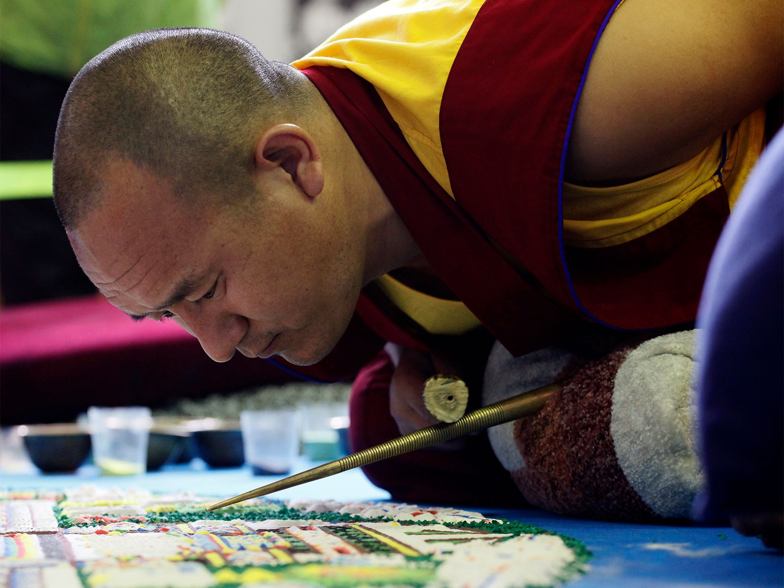 A Buddhist monk of the Gyudmed Tantric Monastery creates a sand Mandala, a religious diagram, in the Kyzyl town (Photo/Reuters) A Buddhist monk of the Gyudmed Tantric Monastery creates a sand Mandala, a religious diagram, in the Kyzyl town (Photo/Reuters)