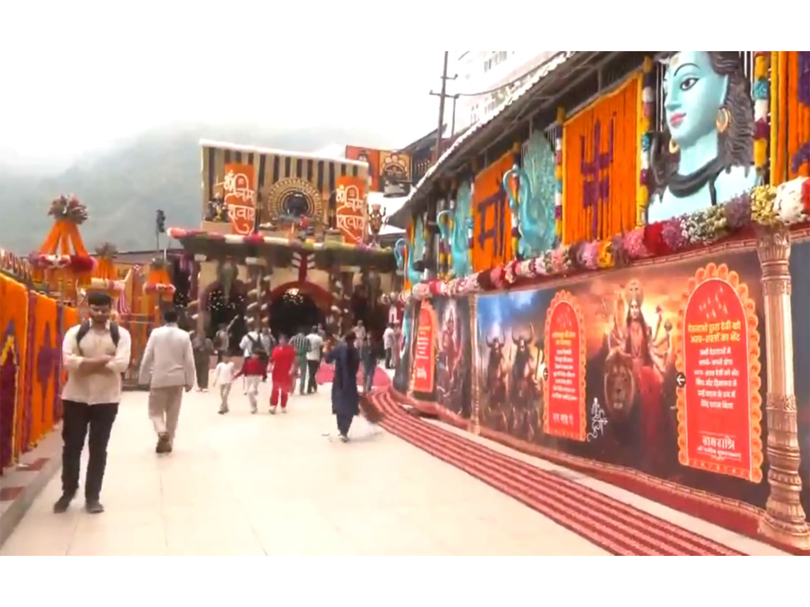 Beautiful flower decorations put up at Mata Vaishno Devi Bhawan  (Photo/ANI)