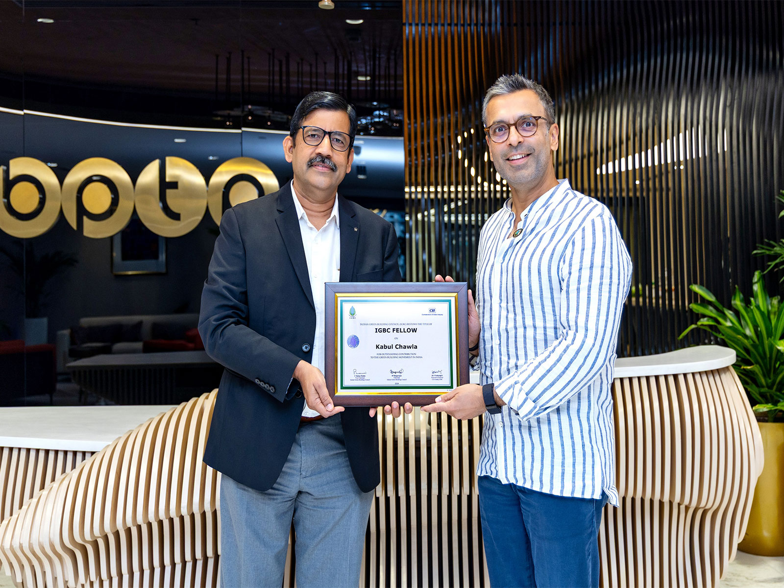  Mr. K.S. Venkatagiri, Executive Director, CII - Green Business Centre, presented the award to Mr. Kabul Chawla, Chairman and Managing Director, BPTP Limted