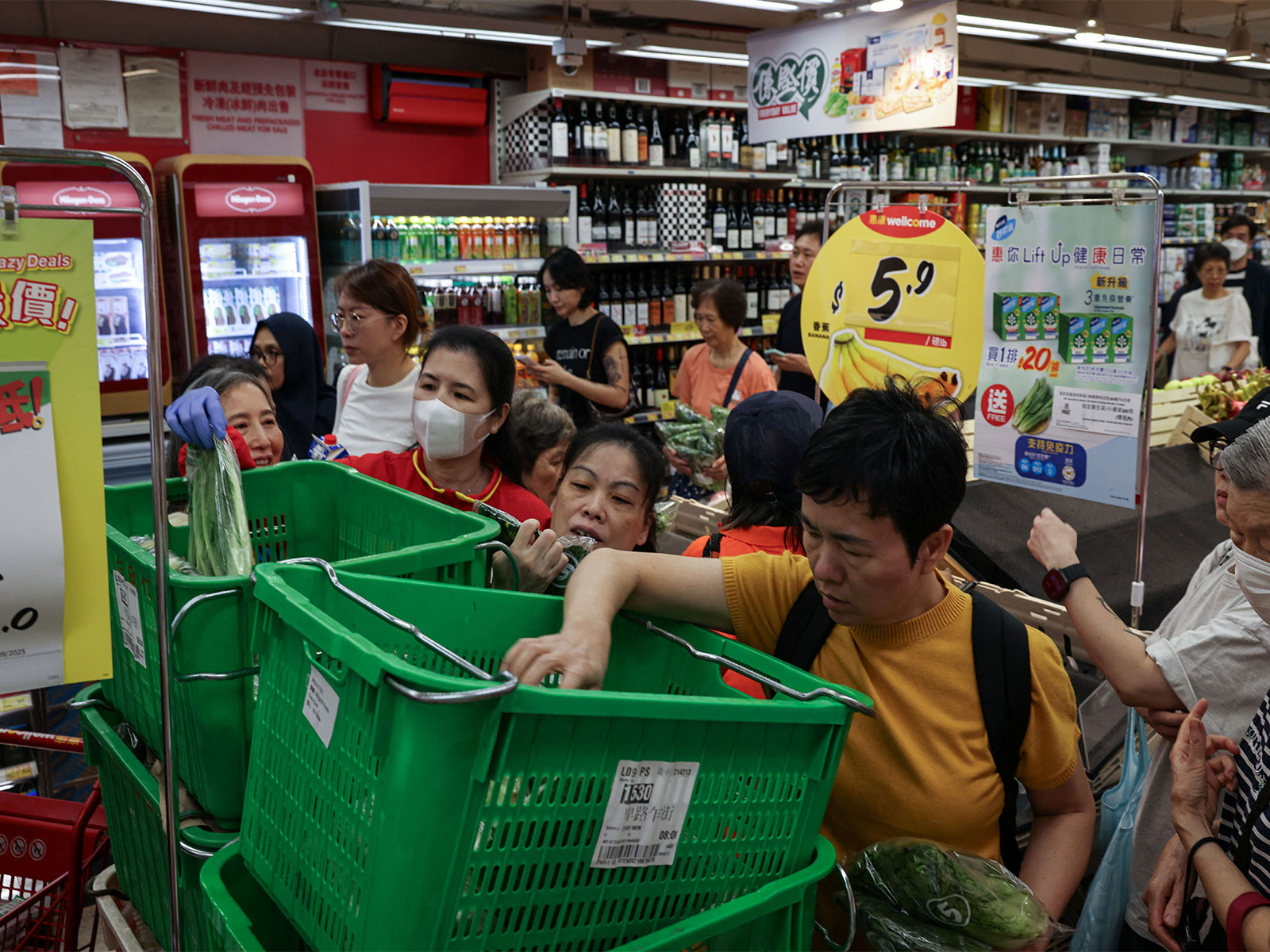 Residents stock up on supplies at a supermarket to prepare for approaching Typhoon Ragasa, in Hong Kong on September 22, 2025. (Photo/Reuters) Residents stock up on supplies at a supermarket to prepare for approaching Typhoon Ragasa, in Hong Kong on September 22, 2025. (Photo/Reuters)