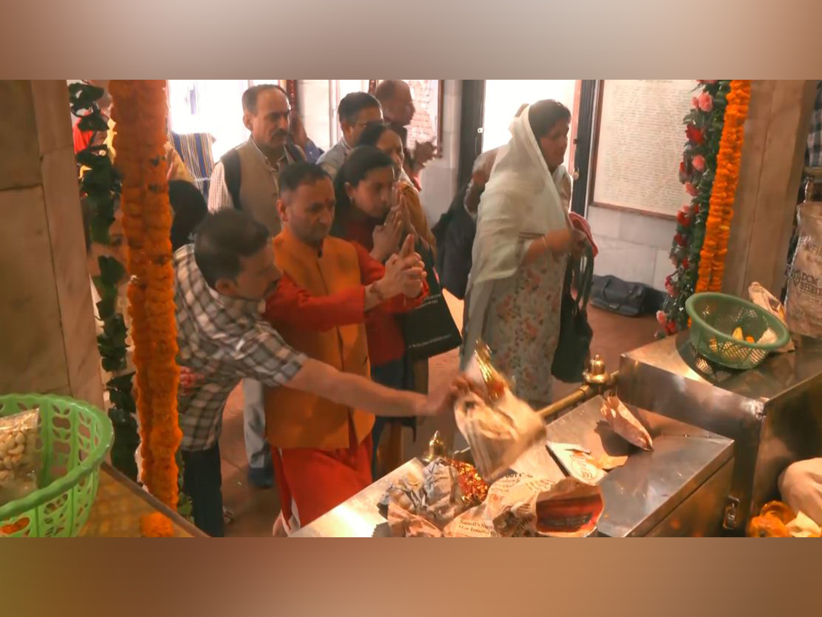 Devotees throng Shimla’s historic Kalibari temple on day one of Navratri (Photo/ANI)