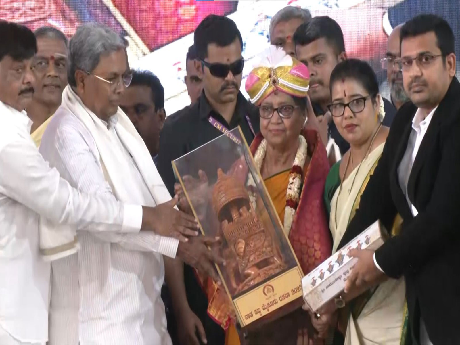 Karnataka CM Siddaramaiah with renowned Kannada writer Banu Mushtaq (Photo/ANI)