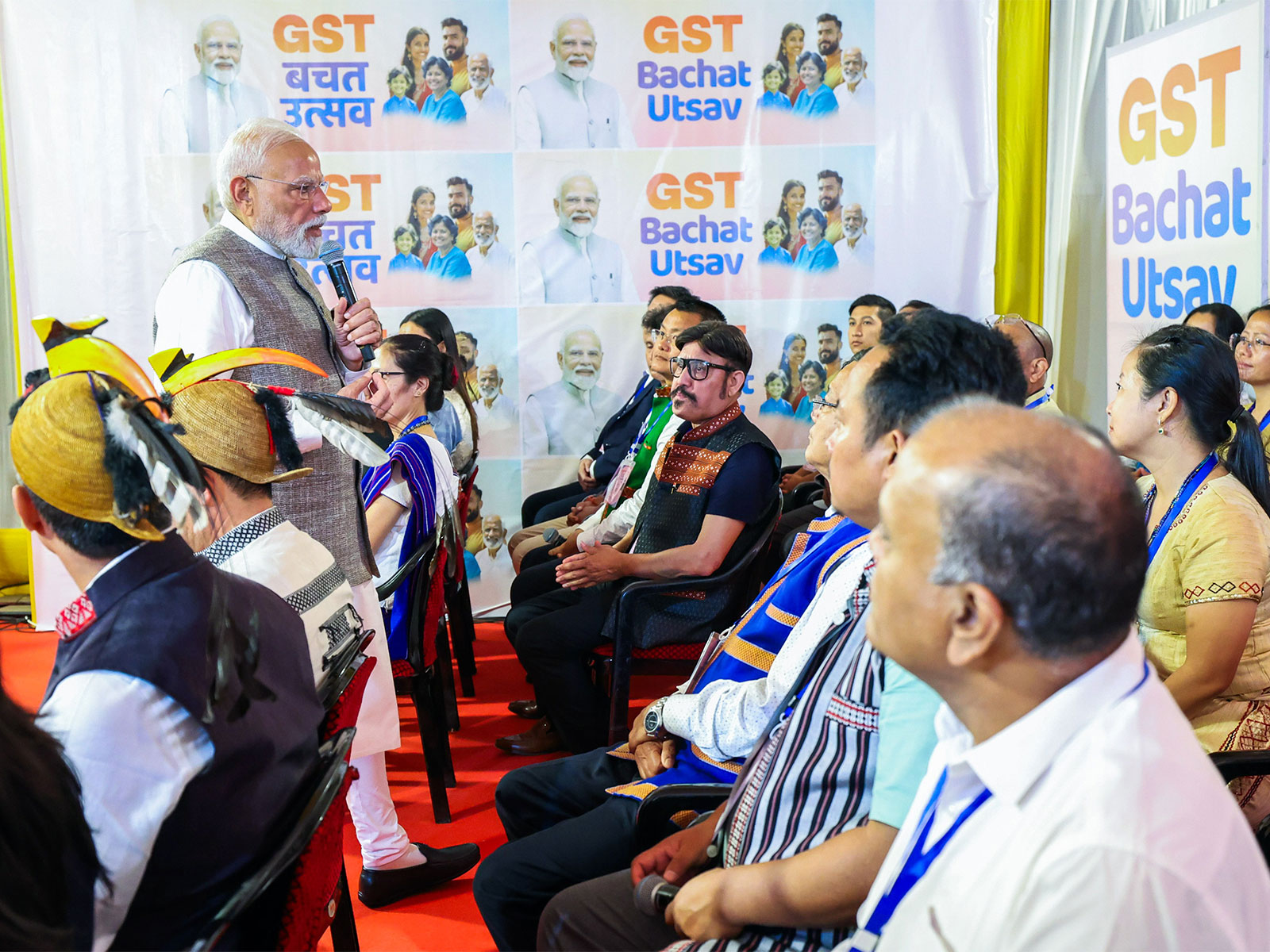 Prime Minister Narendra Modi interacts with local retailers and traders (Photo/ANI)