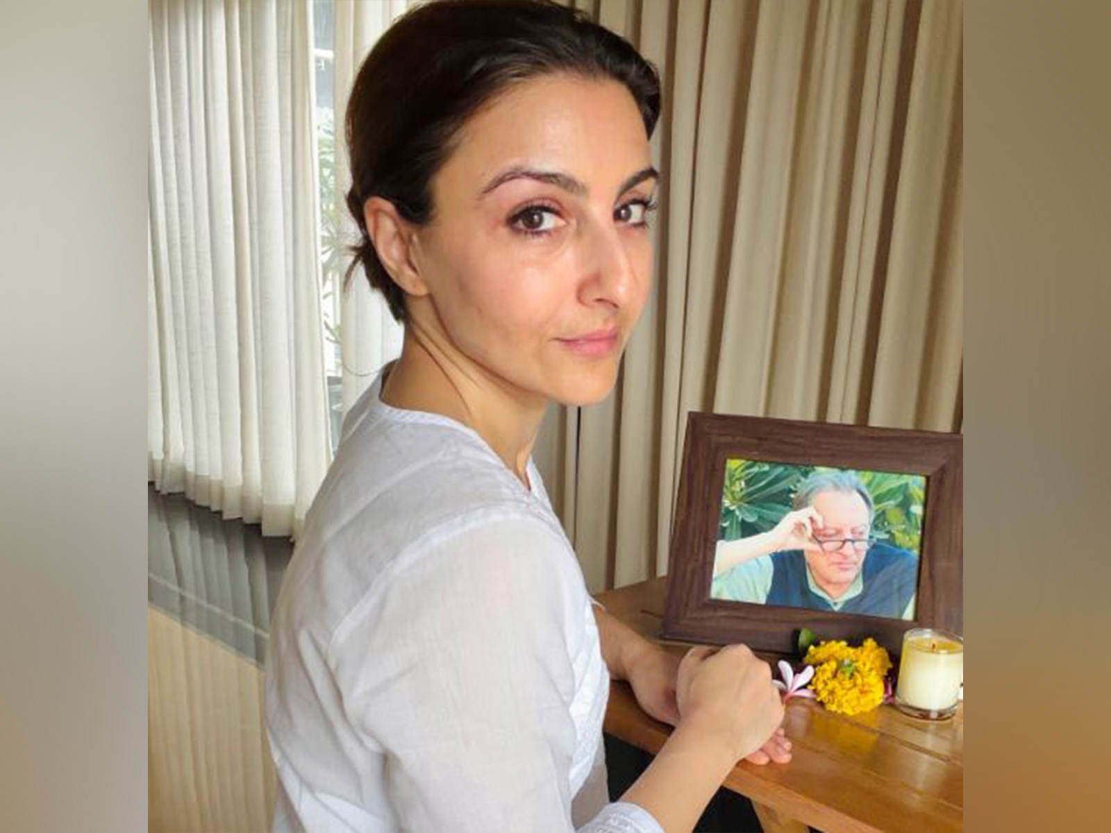 Soha, Saba pay moving tributes to their "abba" Mansoor Ali Khan Pataudi on death anniversary