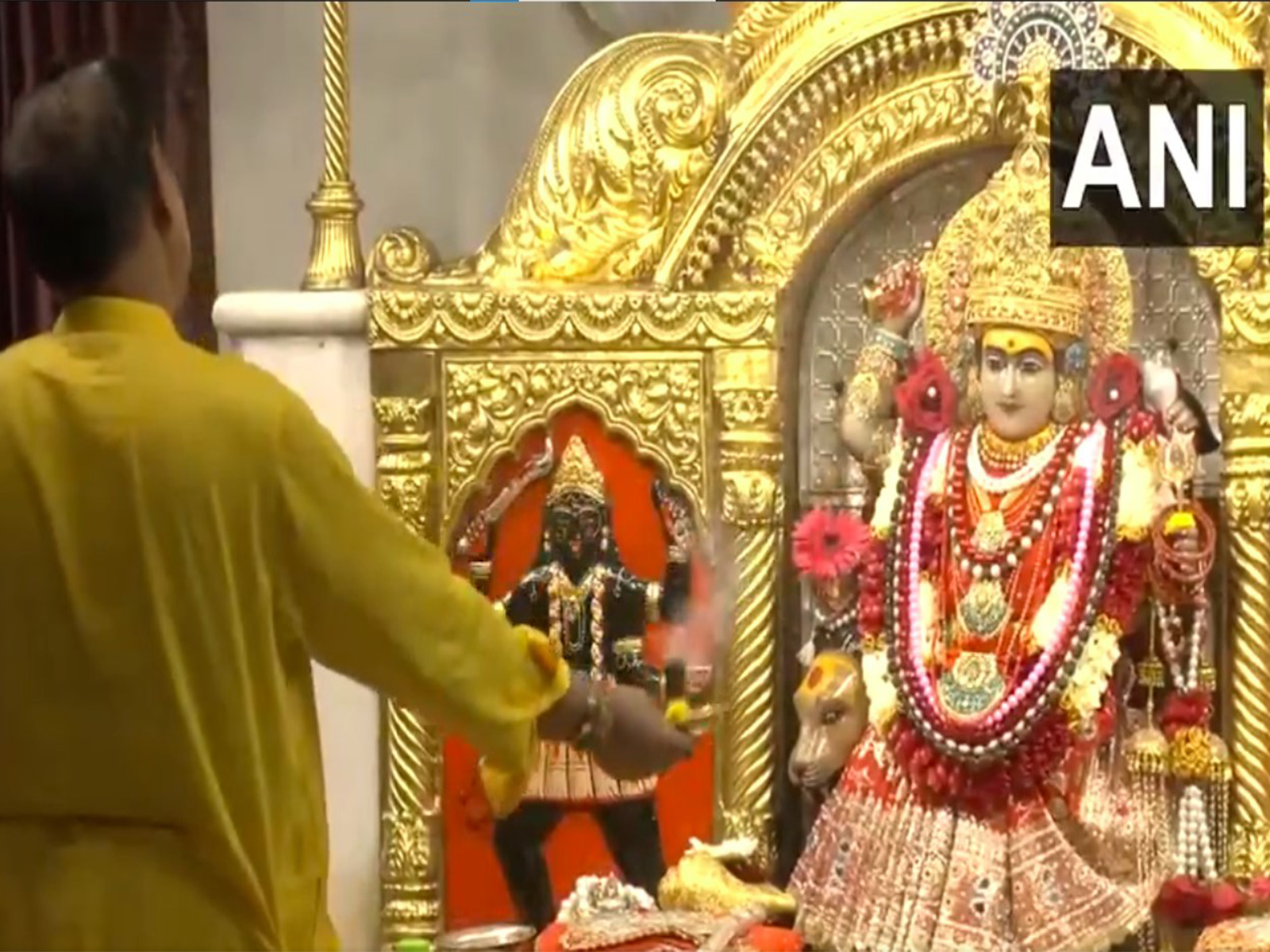 Morning aarti offered at Jhandewalan Temple on second day of Shardiya Navratri (Photo/ANI)