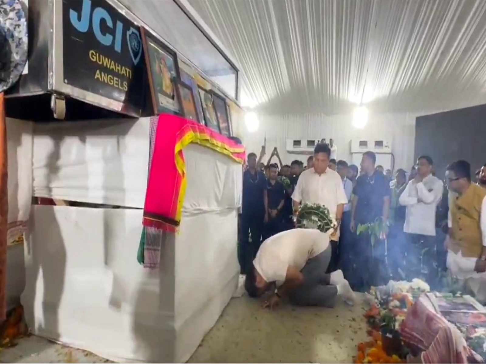 Assam CM Himanta Biswa Sarma offered his tribute to Assam's popular singer Zubeen (Photo/ANI)