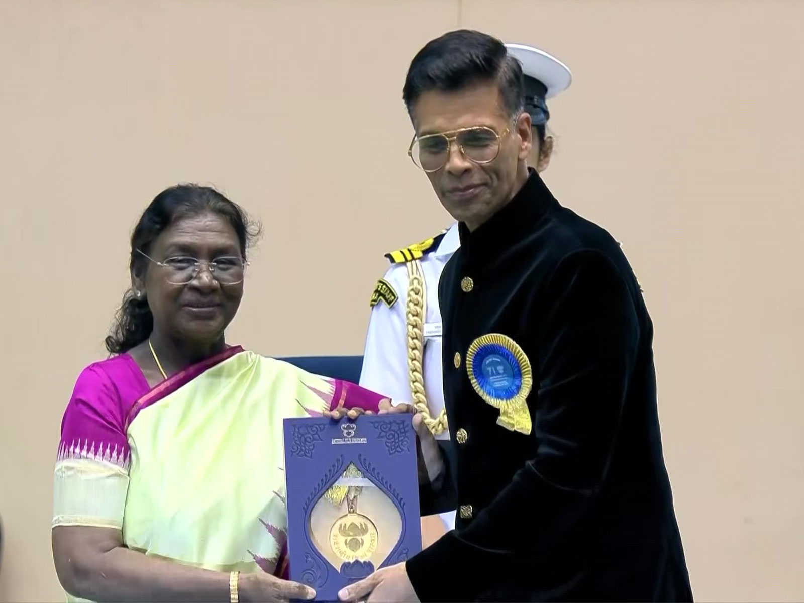 Filmmaker Karan Johar receiving award from President Droupadi Murmu (Image source: DD News)