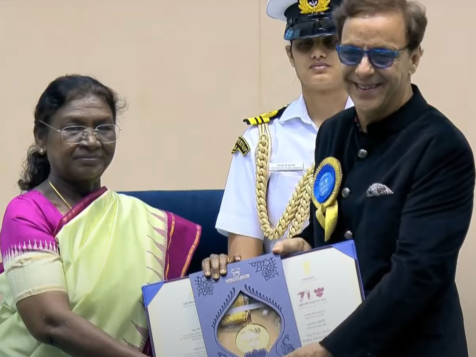 Vidhu Vinod Chopra recives National Award (Photo: DD)