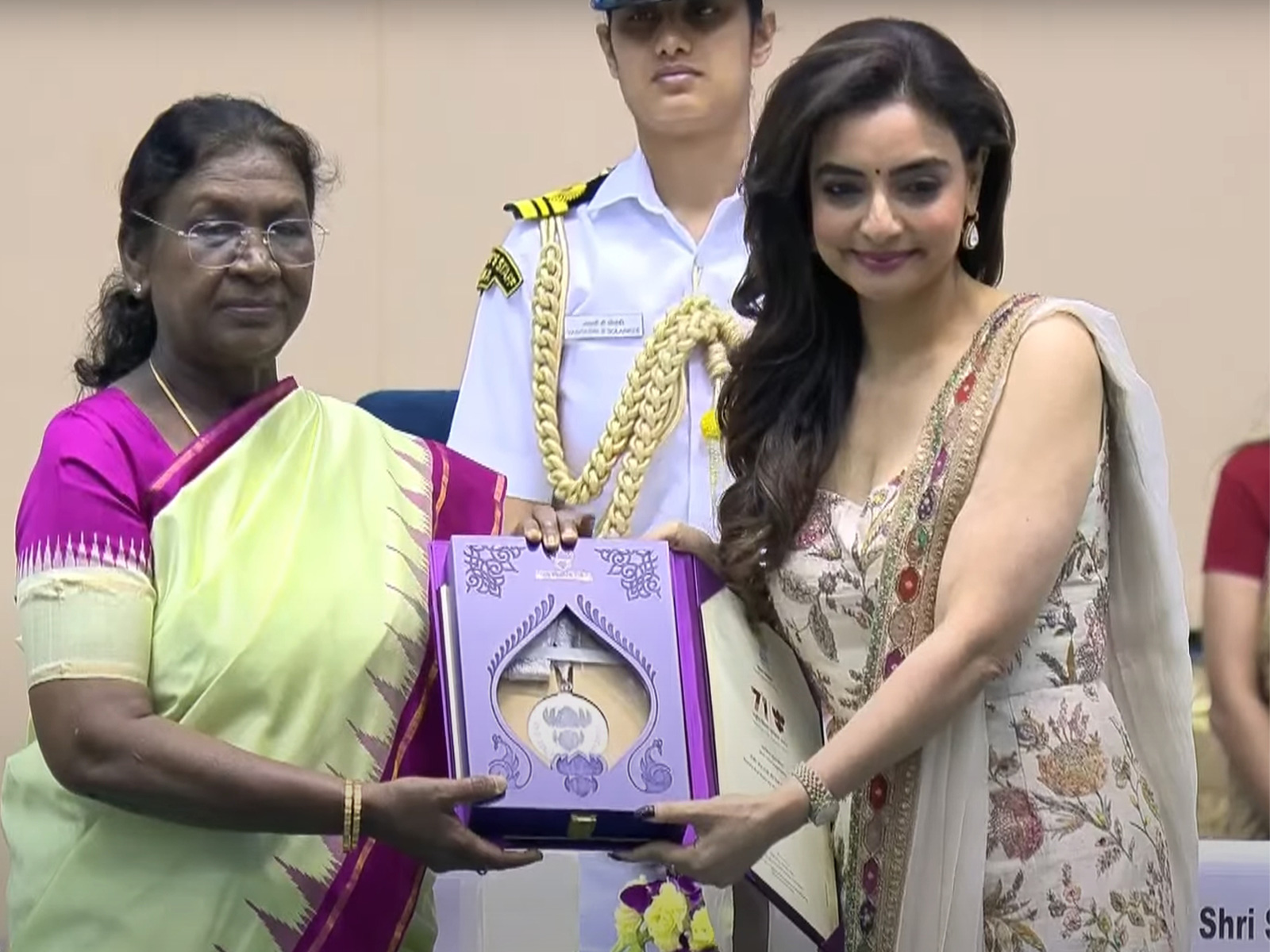 Choregrapher Vaibhavi Merchant receiving award from President Droupadi Murmu (Image source: DD NEWS)