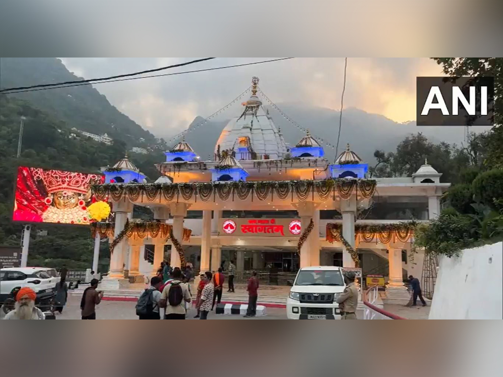 Vaishno Devi Yatra continues smoothly for third day (Photo/ANI)
