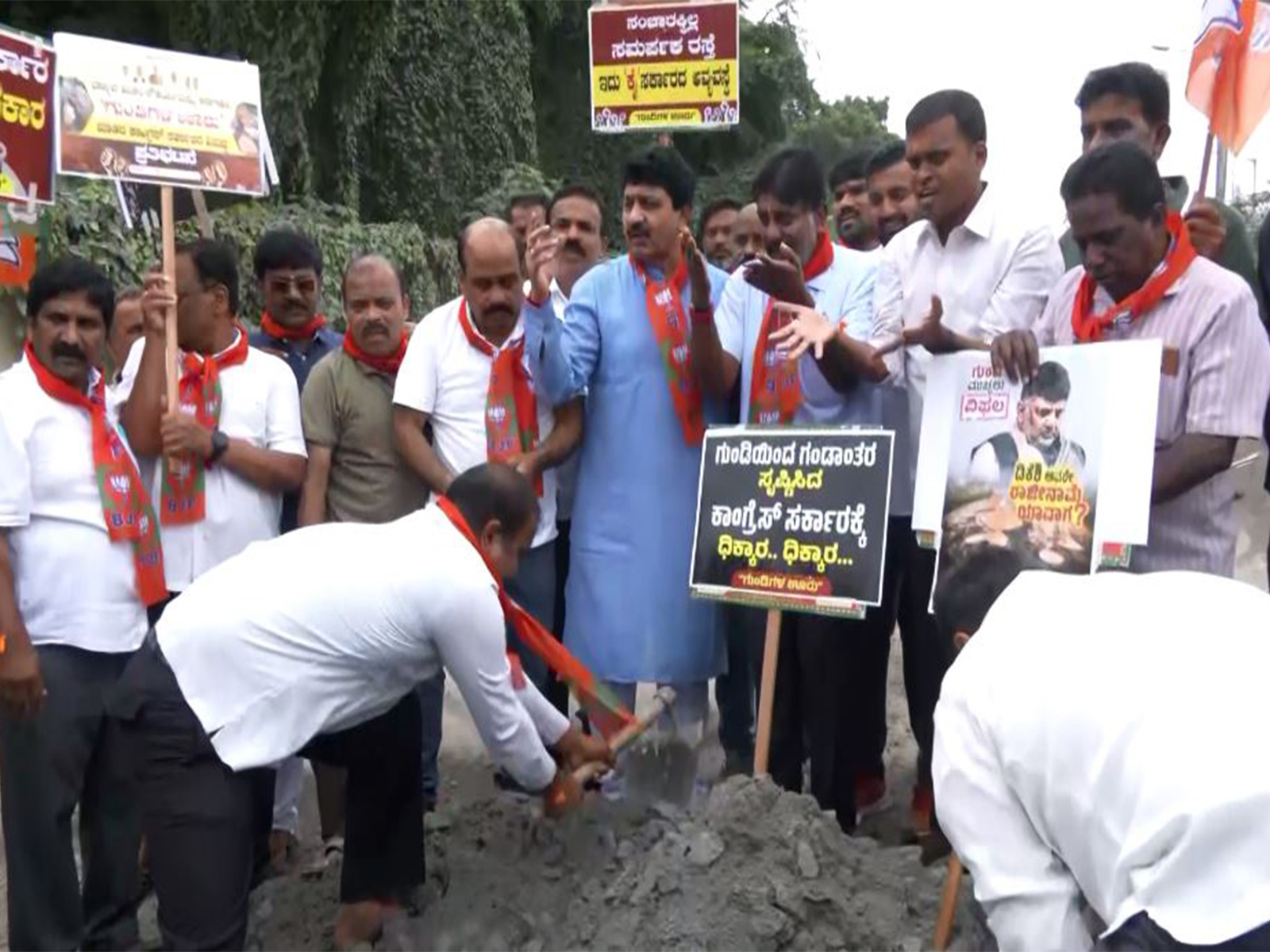 Karnataka BJP leaders protest over potholes in Bengaluru (Photo/ANI)