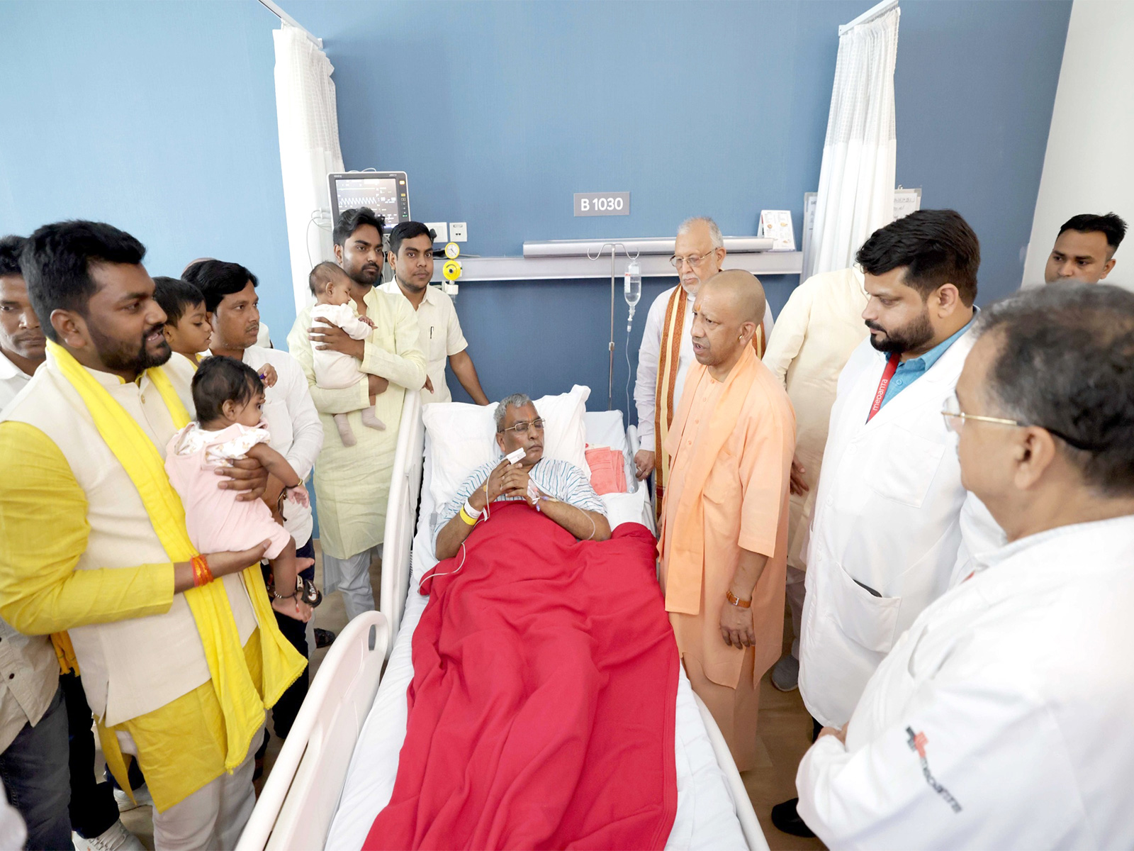 Uttar Pradesh CM Yogi Adityanath meets Om Prakash Rajbhar (Photo/ @myogiadityanath)