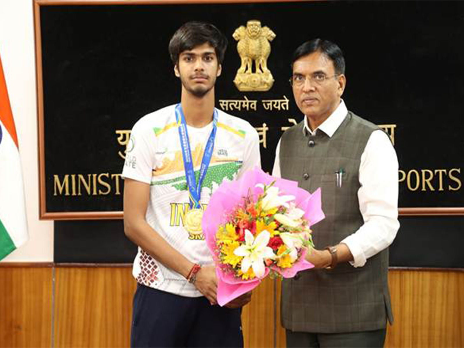 Mansukh Mandaviya felicitating India’s medal winners in Speed Skating World Championships 2025 (Photo/PIB)