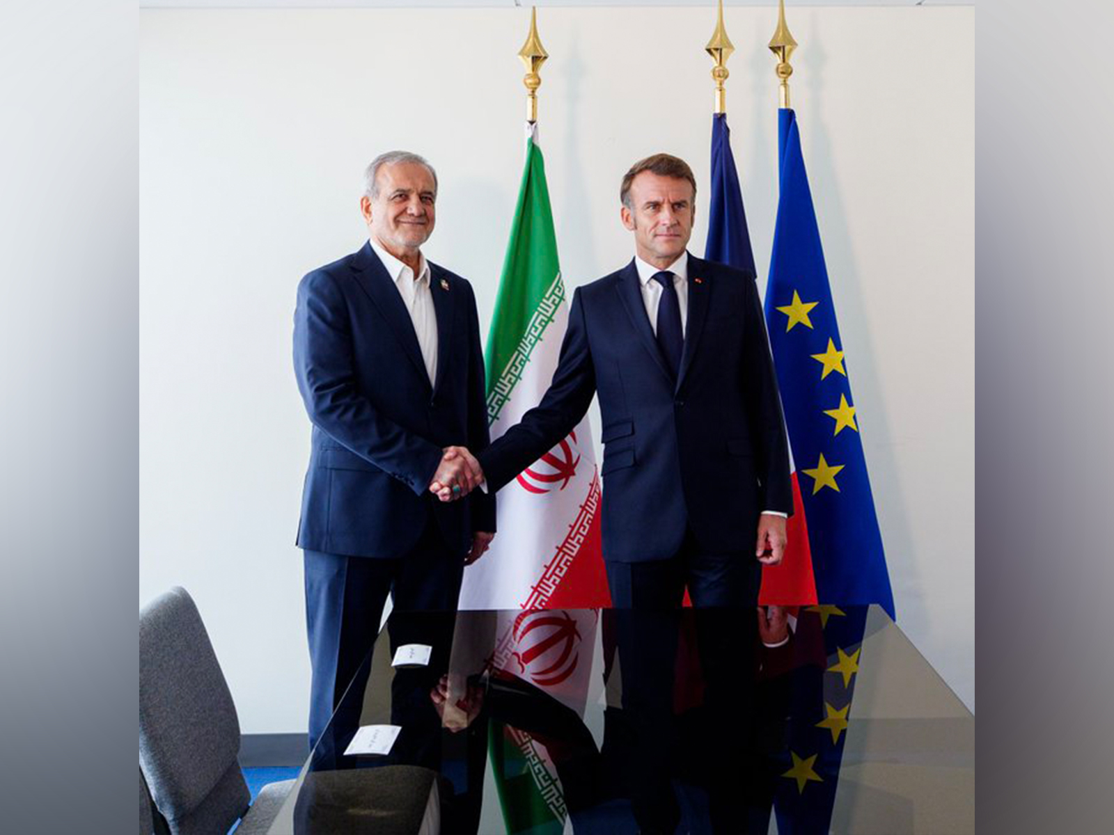 French President Emmanuel Macron with Iranian President Masoud Pezeshkian (Photo/X@EmmanuelMacron)
