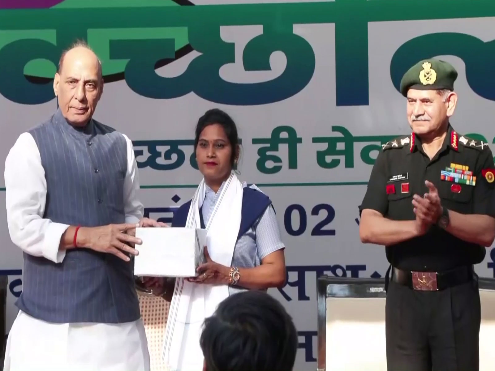 Defence Minister Rajnath Singh felicitates sanitation workers as part of the 'Swacchata hi Sewa' campaign in Delhi (Photo/ANI)