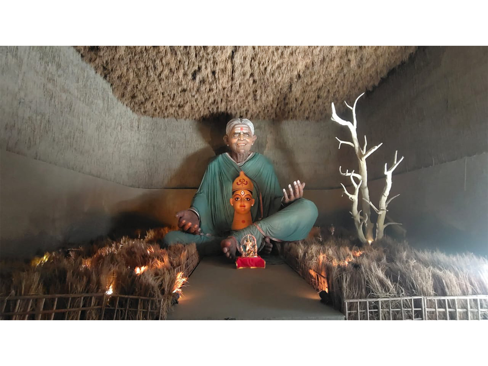 A towering 24-foot idol of Saalumarada Thimmakka (Photo/ANI)