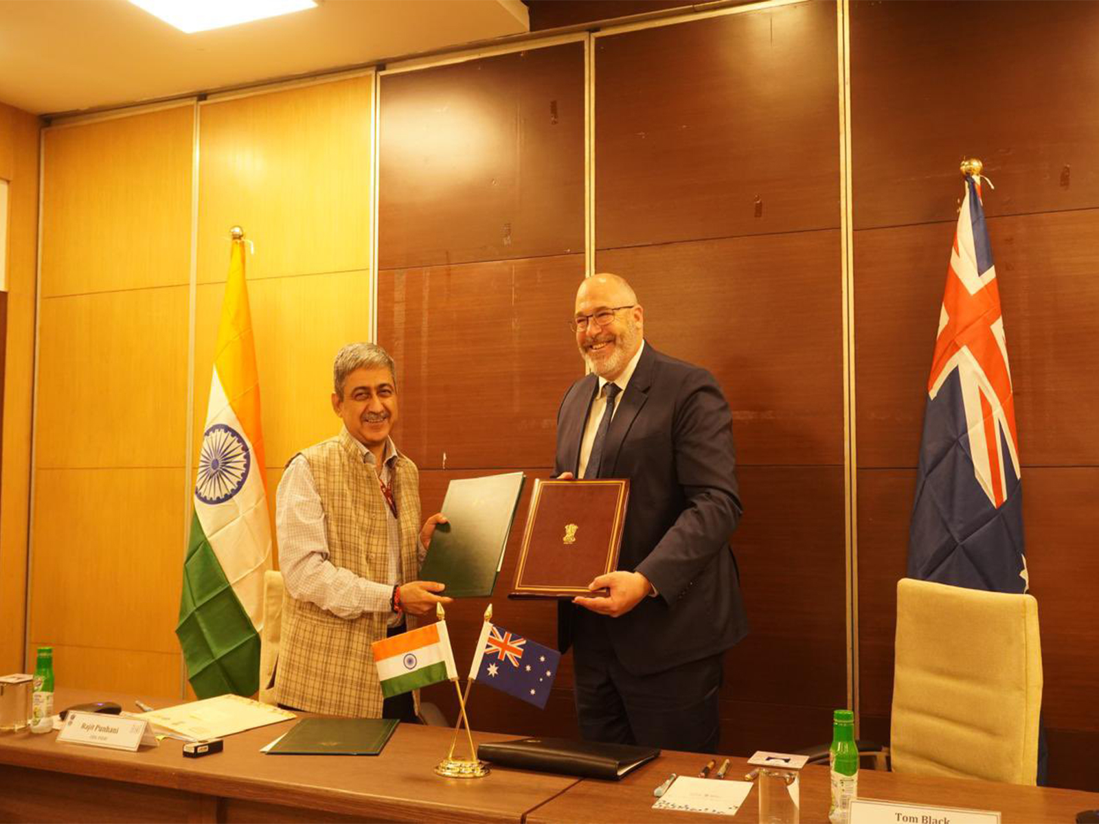 Rajit Punhani, CEO, FSSAI and Tom Black, First Assistant Secretary, DAFF, Australia (Photo/PIB)