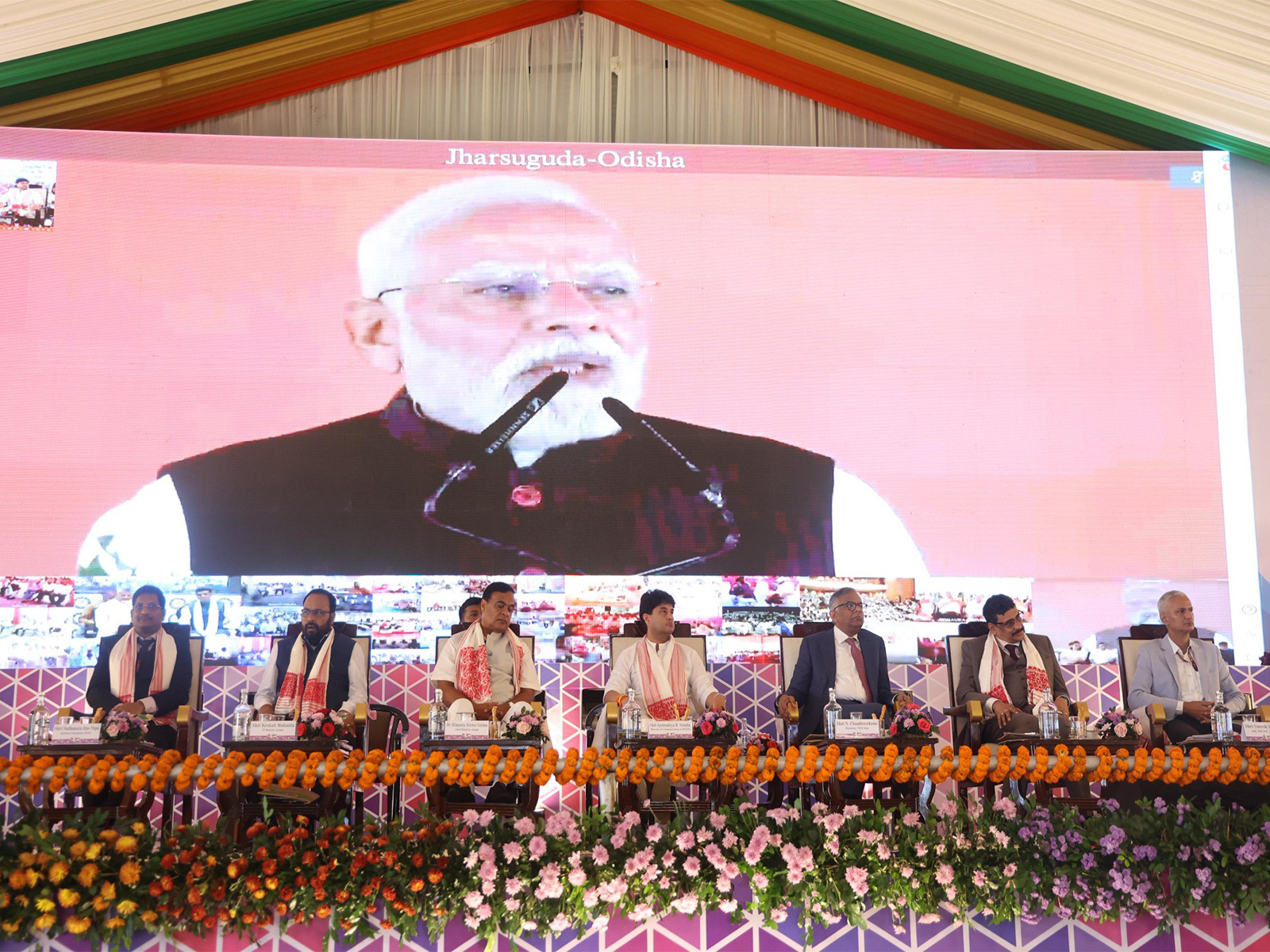 Assam Chief Minister Himanta Biswa Sarma with Union Minister Jyotiraditya Scindia (Photo/@himantabiswa)