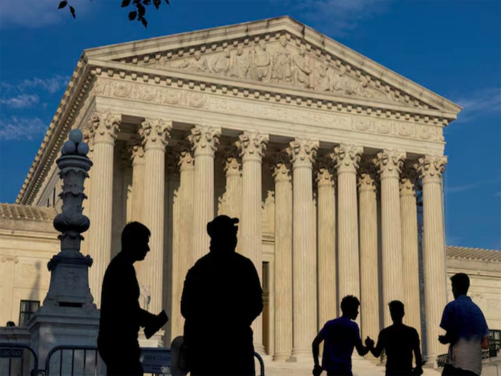 People gather outside the US Supreme Court in Washington, US (Image/Reuters)