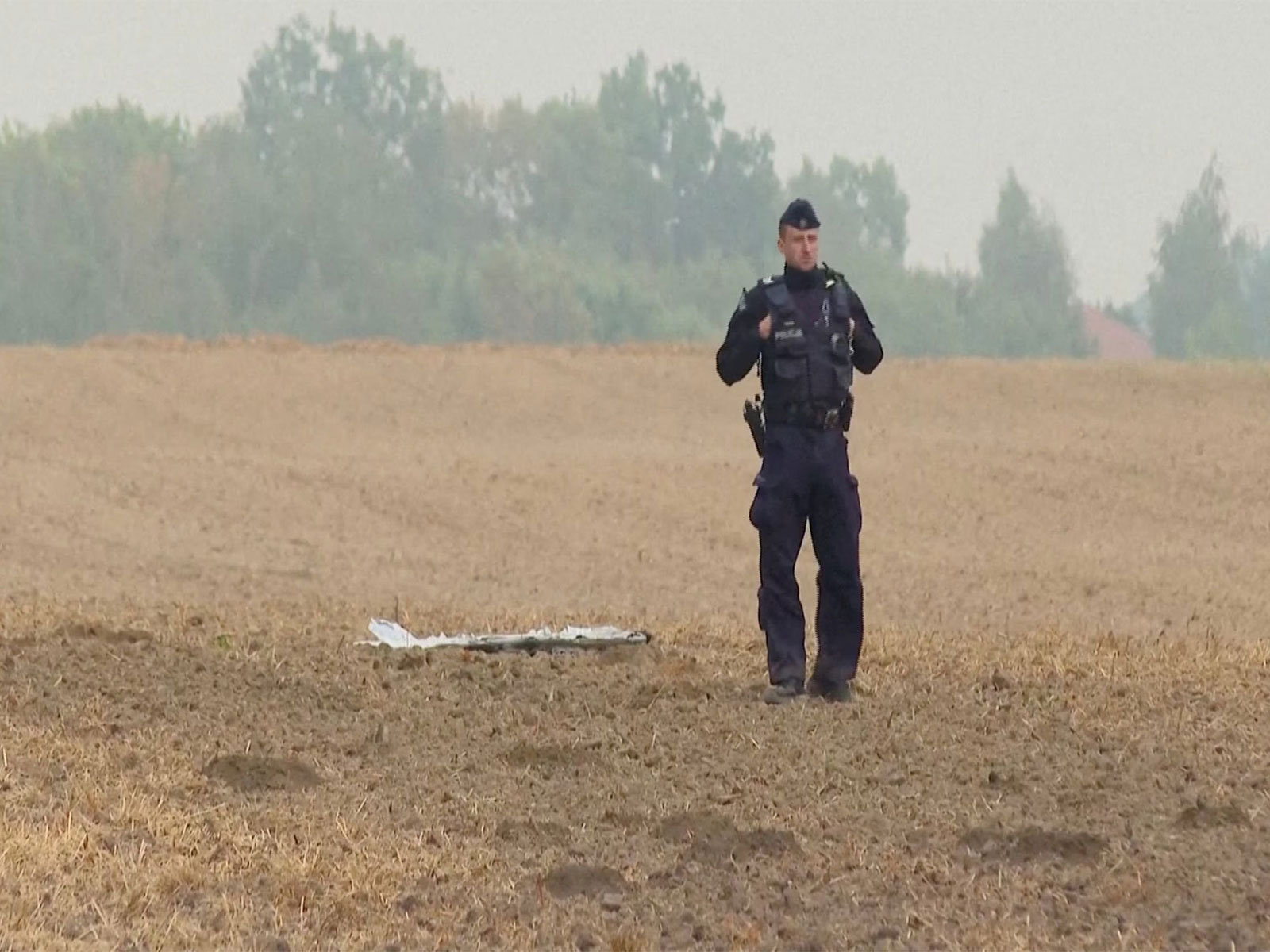 A Polish police officer stands near a drone fragment after Russian UAVs violated Polish airspace during strikes on Ukraine, in Czesniki, Lublin Voivodeship, Poland (File Photo/Reuters)