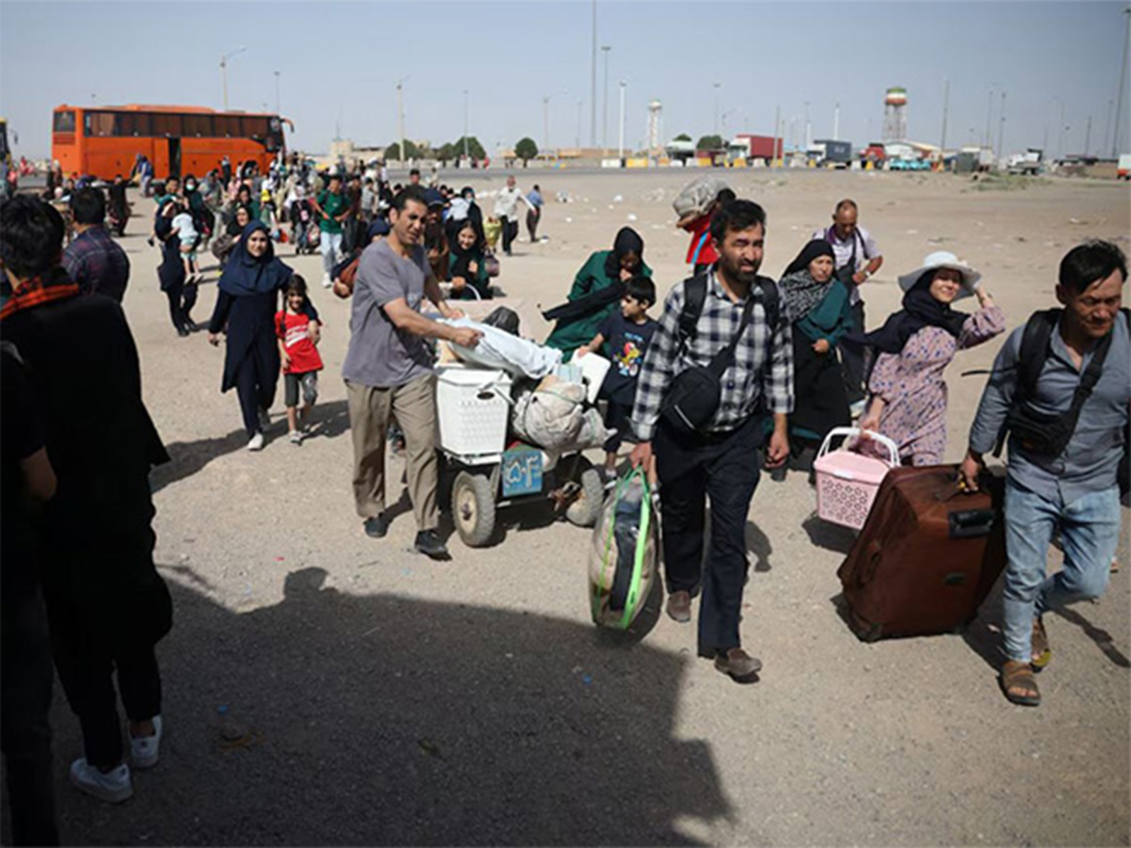 Afghan deportees with belongings after return from Pakistan (File Photo/Reuters)