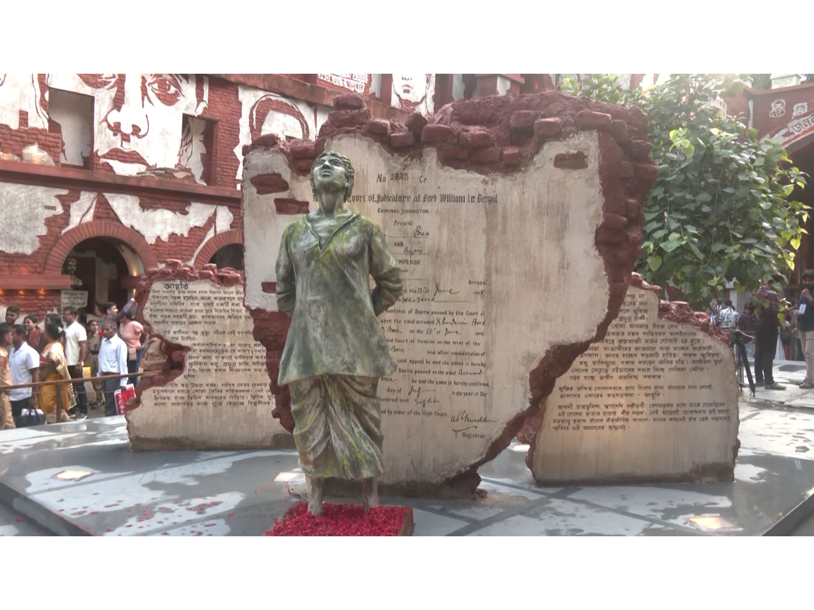 Kolkata’s Suruchi Sangha pandal pays tribute to Bengal’s freedom fighters (Photo/ANI)