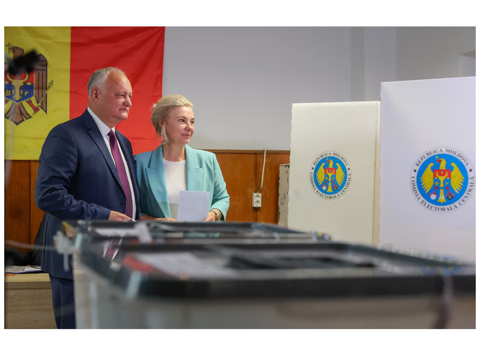 Igor Dodon, leader of Moldova's Party of Socialists and co-leader of the Patriotic Electoral Bloc, casts his vote with wife Galina during parliamentary elections in Chisinau (Photo/Reuters)