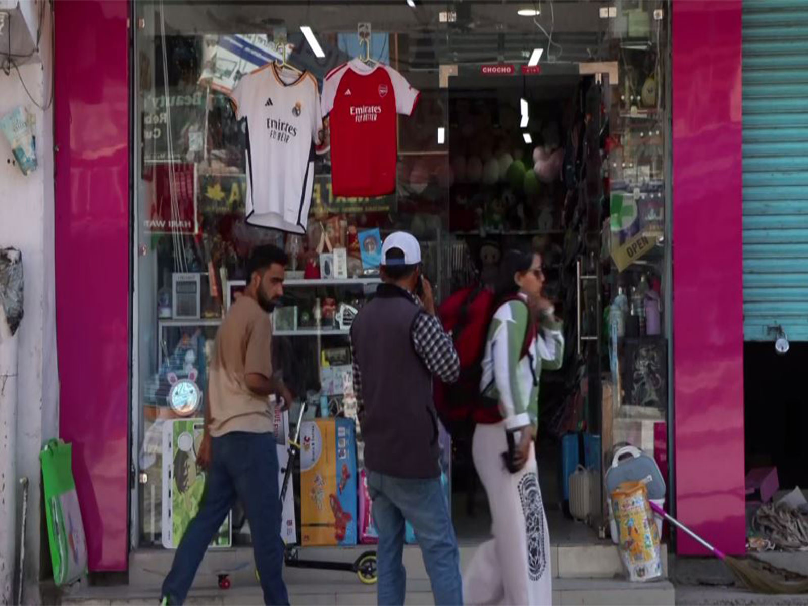 Visual from a market in Leh (Photo/ANI)