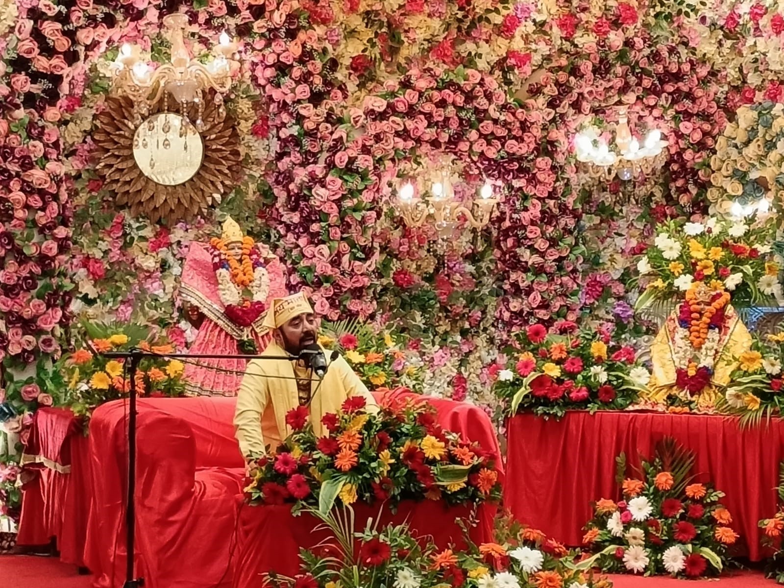 Mahant Shri Paras Bhaiji Maharaj Inspires Thousands at Faith-Based Gathering in Delhi