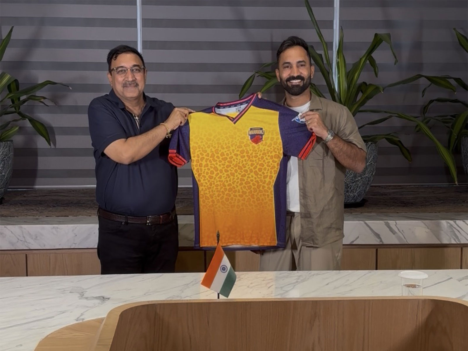 Dinesh Karthik receiving his team jersey. (Photo: ILT20/Sharjah Warriorz) Dinesh Karthik receiving his team jersey. (Photo: ILT20/Sharjah Warriorz)
