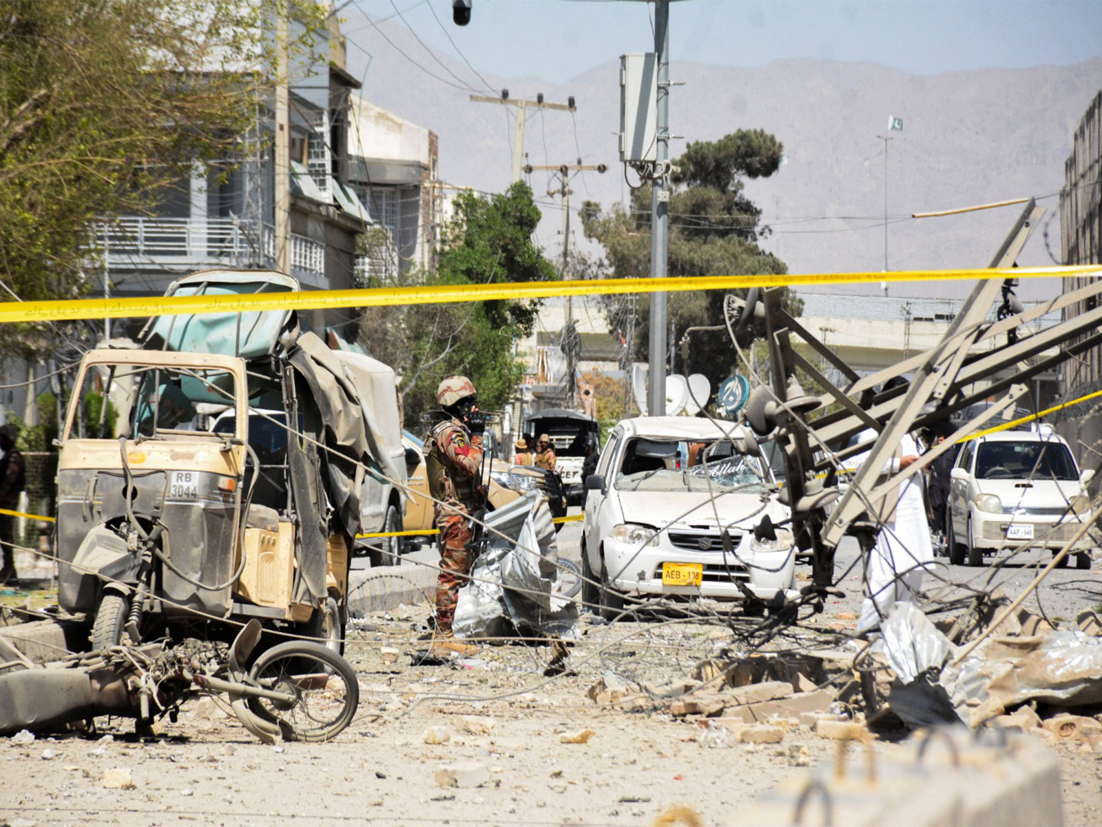 Paramilitary soldier stands amid the debris after a blast near the Frontier Corps headquarters in Quetta (Photo/Reuters)