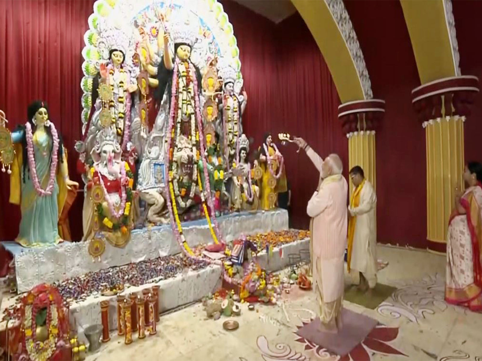 PM Modi performs 'aarti' of Maa Durga at a Durga Puja pandal in Chittaranjan Park (Photo/ANI) PM Modi performs 'aarti' of Maa Durga at a Durga Puja pandal in Chittaranjan Park (Photo/ANI)