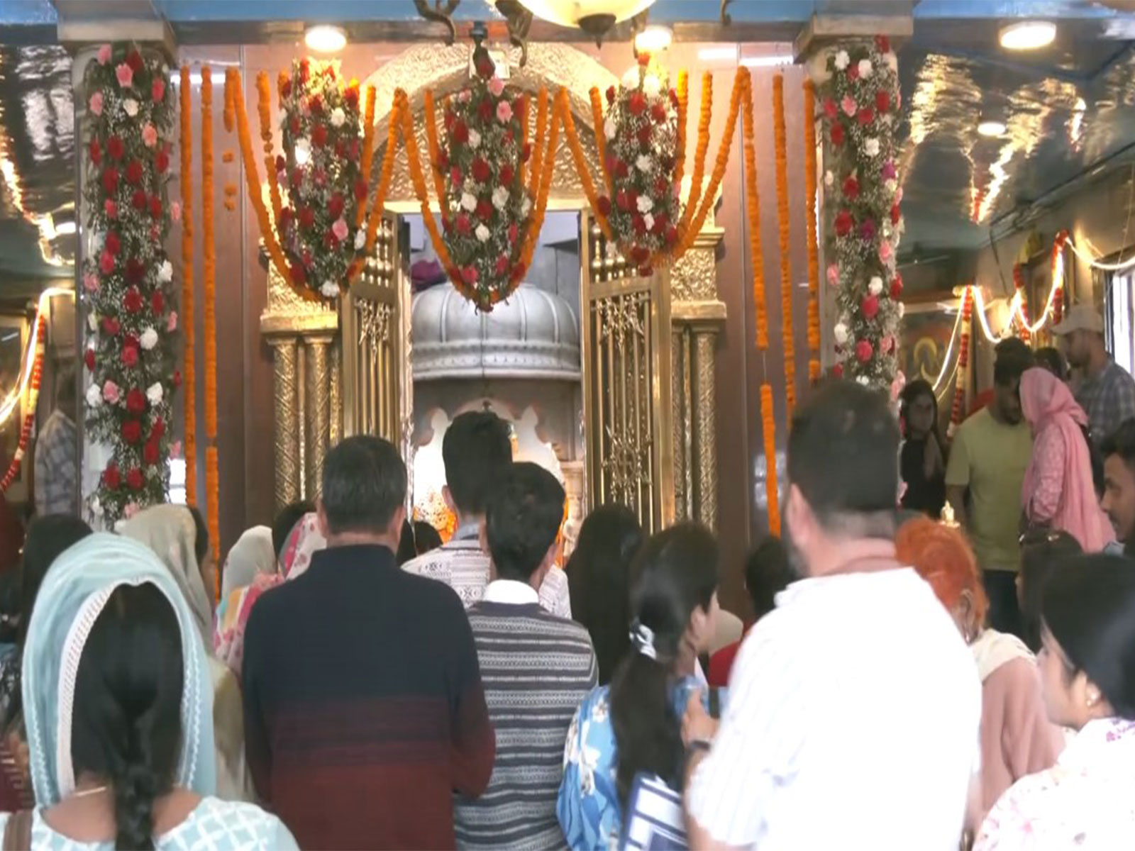 Devotees throng at Kali Bari Temple to offer prayers in Shimla. (Photo/ANI)