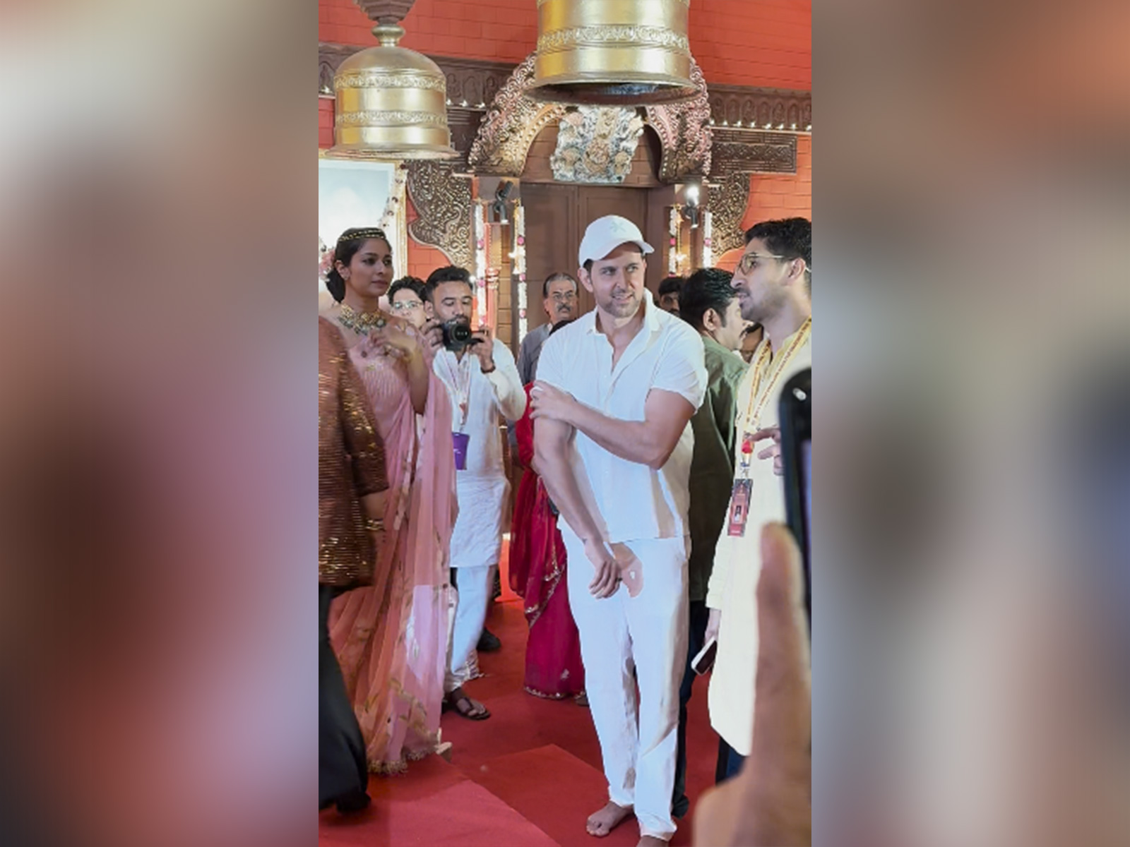 Hrithik Roshan offers prayers at Durga Puja pandal, meets 'War 2' director Ayan Mukerji