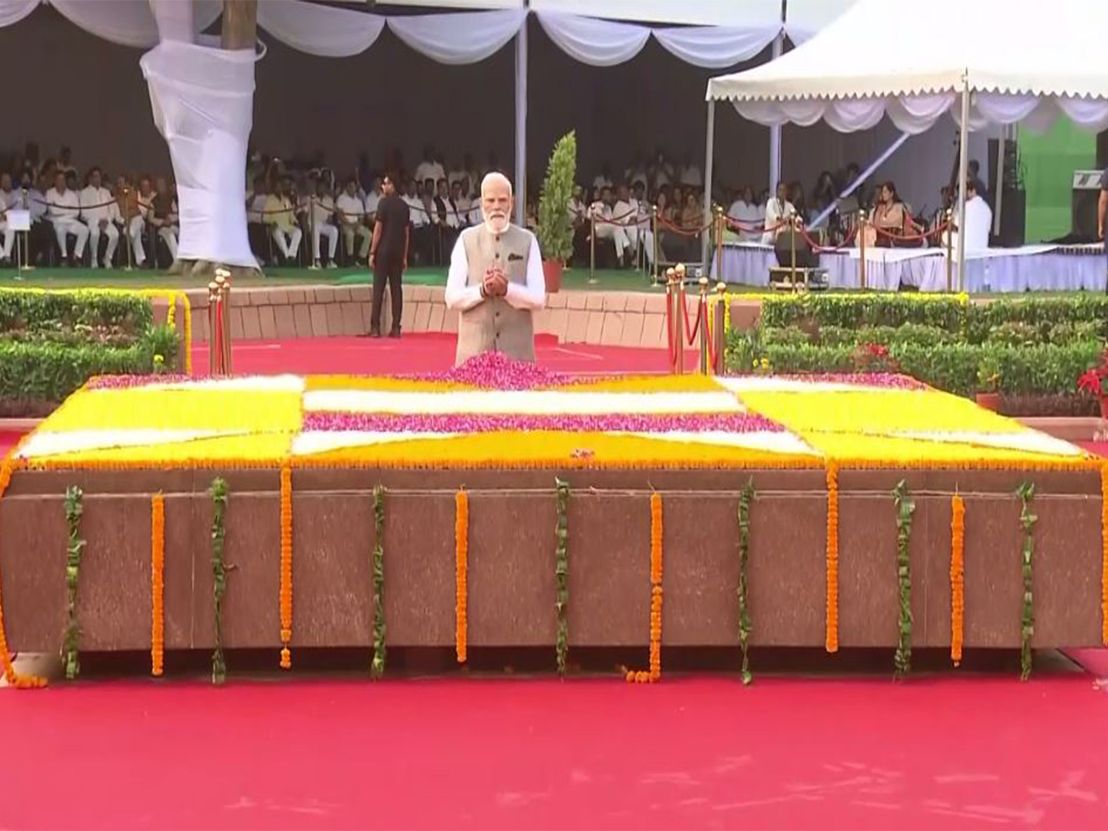 PM Narendra Modi at Vijay Ghat (Photo/DD)