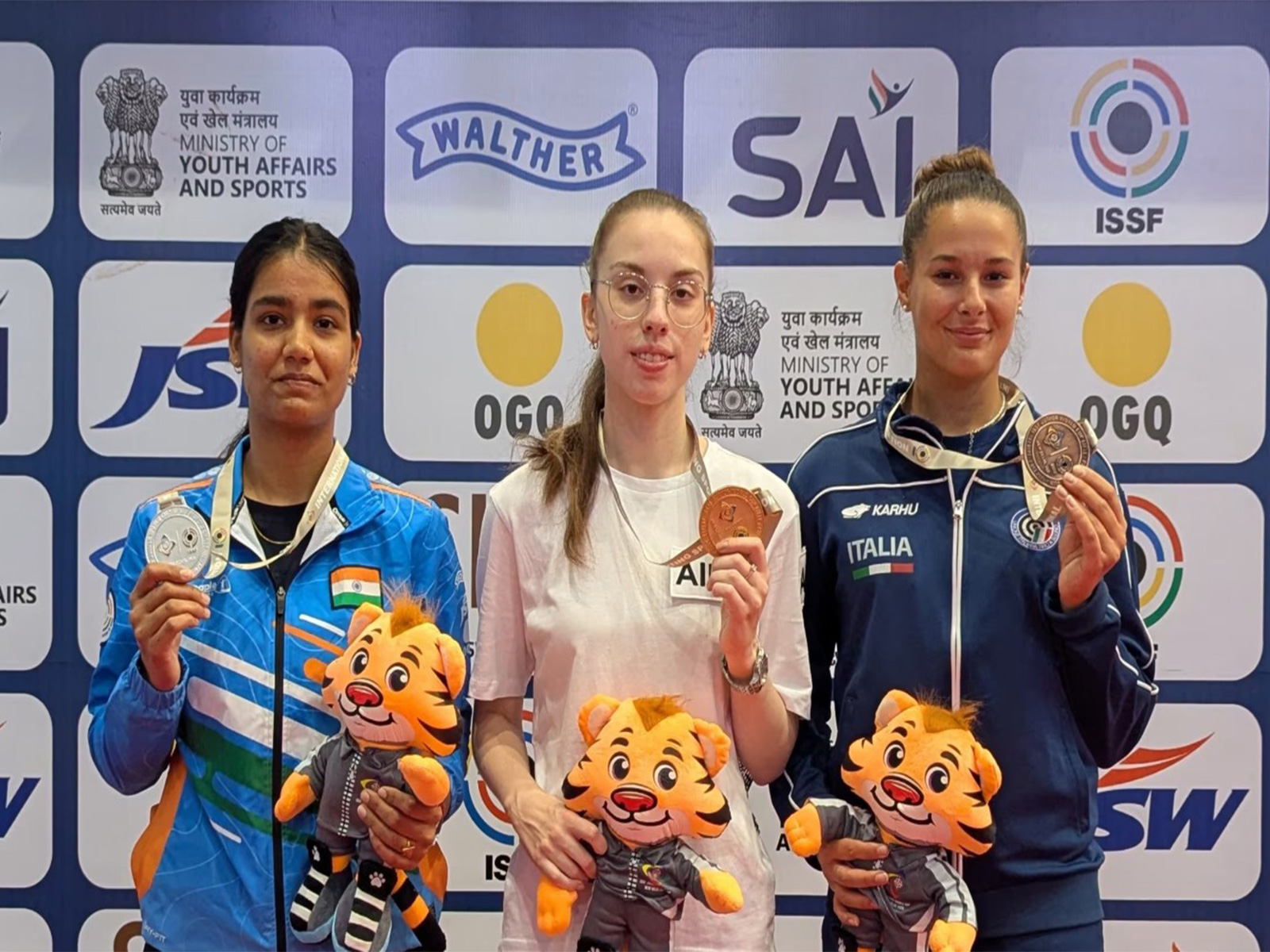 Indian shooter Tejaswani Singh (L). (Photo: NRAI)