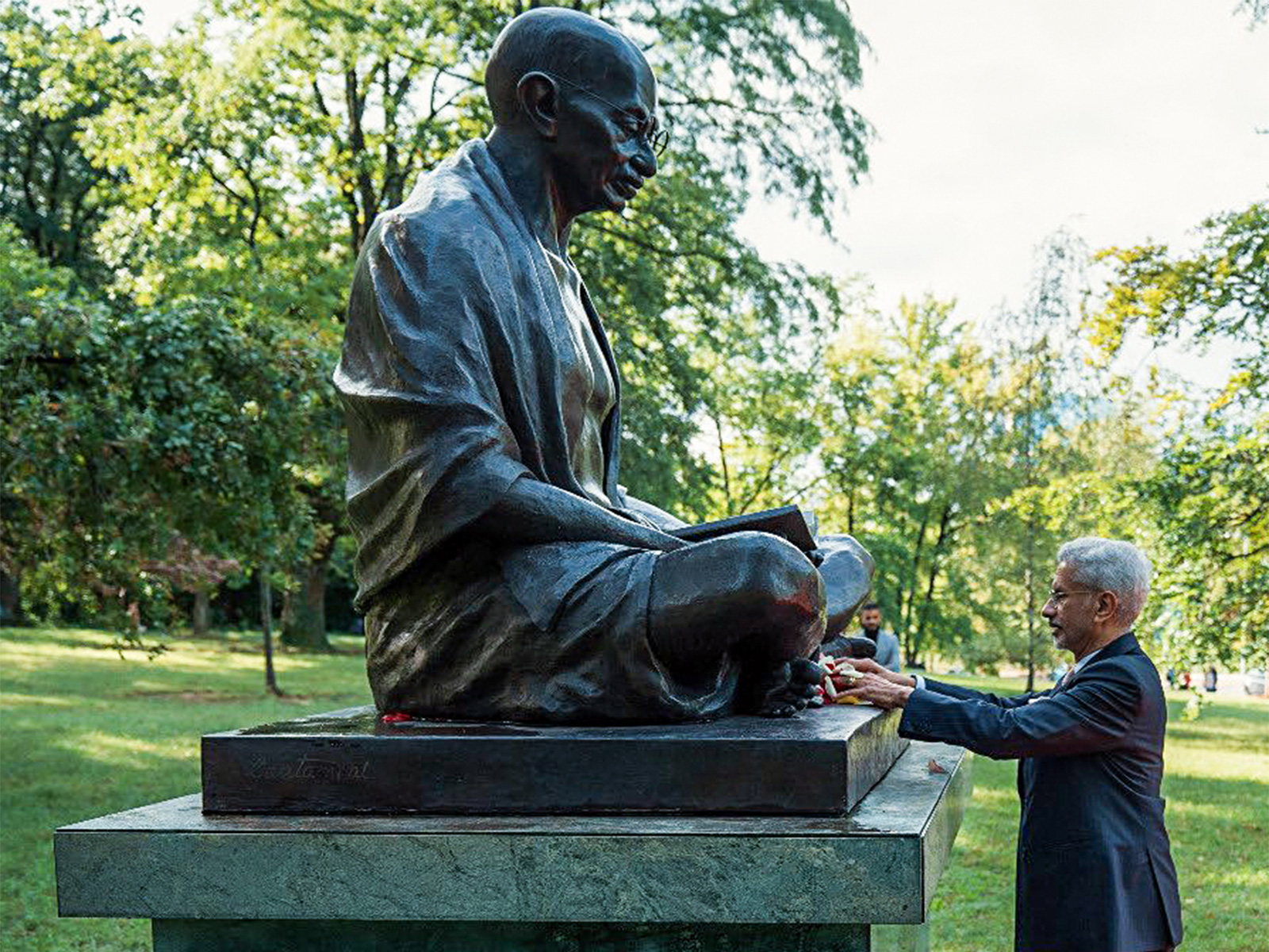 EAM S Jaishankar pays tribute to Mahatma Gandhi (File Photo/ANI) EAM S Jaishankar pays tribute to Mahatma Gandhi (File Photo/ANI)