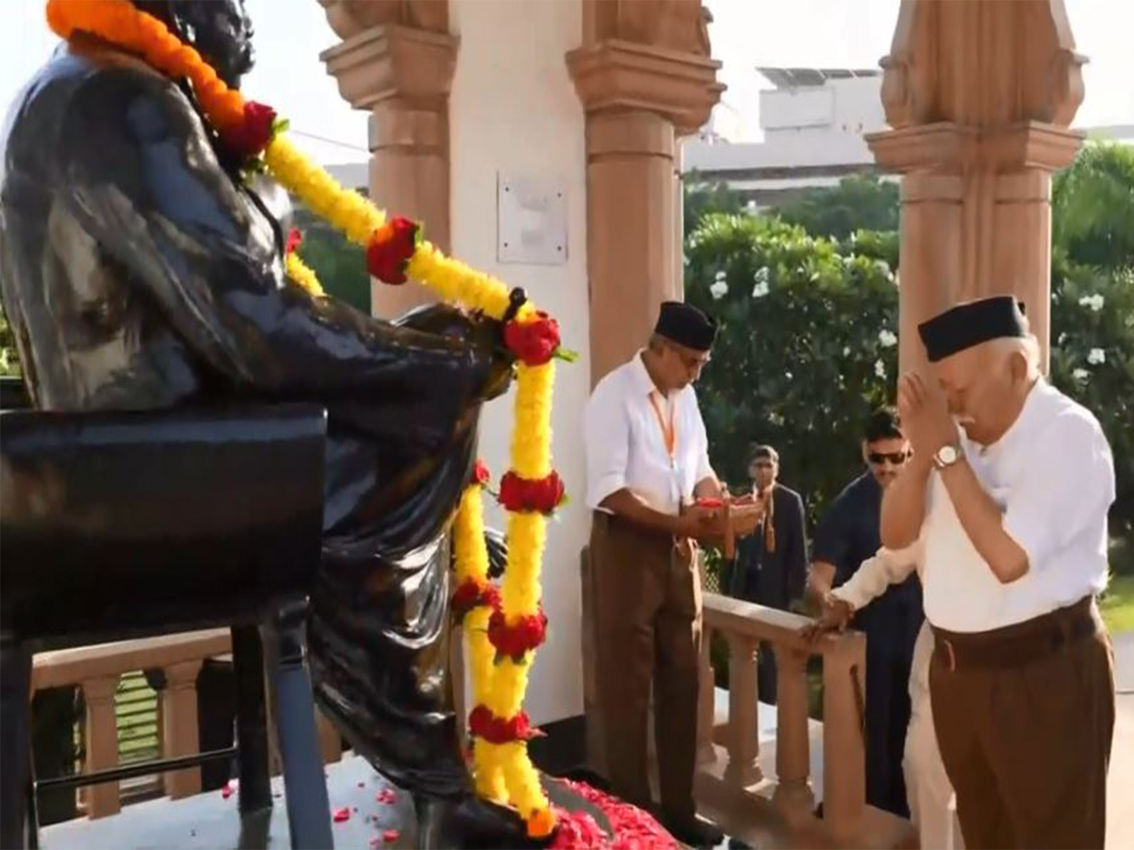 RSS Chief pays tribute to K.B. Hedgewar (Photo/ANI) RSS Chief pays tribute to K.B. Hedgewar (Photo/ANI)