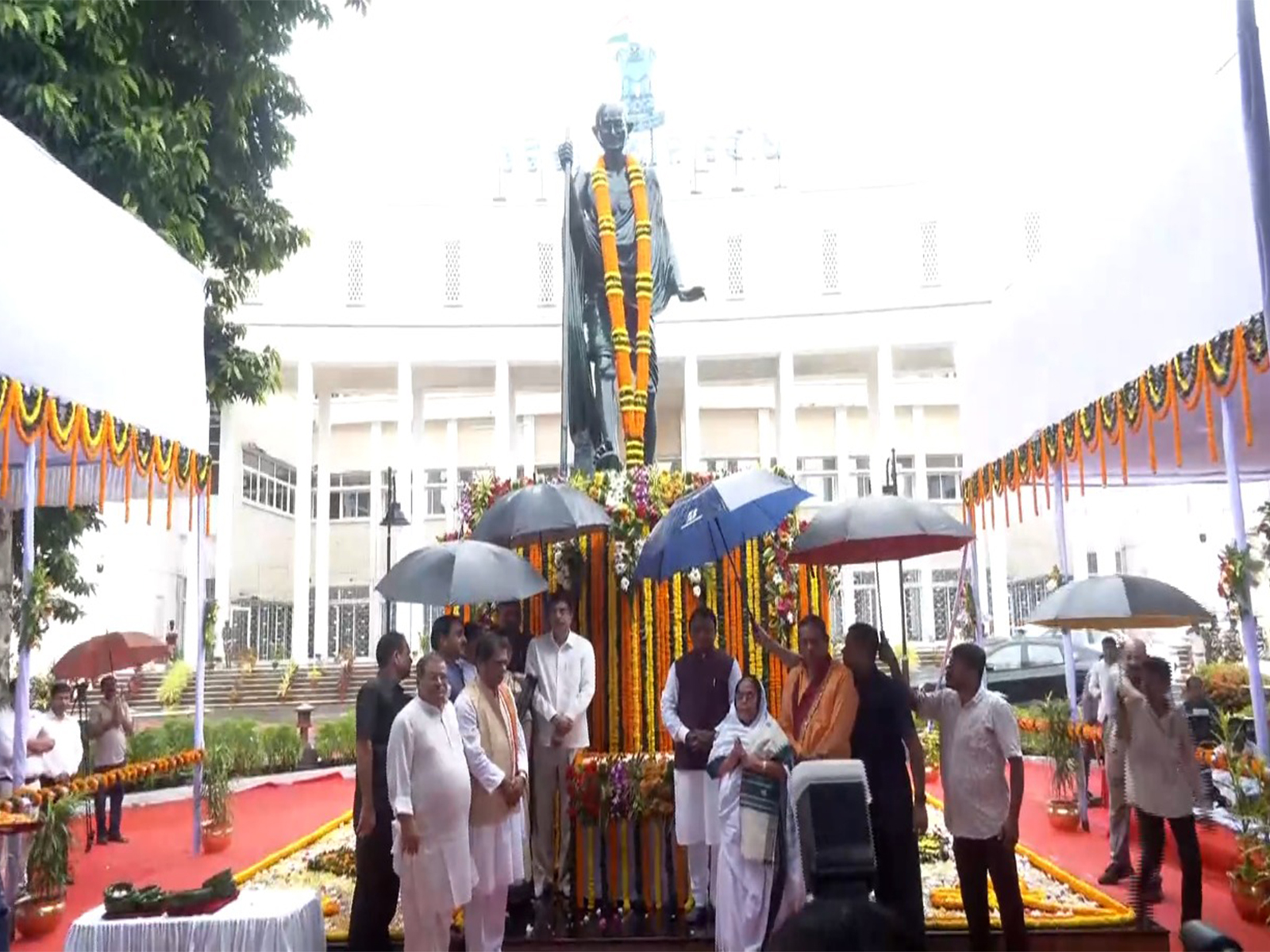 Odisha Governor, CM, Speaker pay tribute to Mahatma Gandhi on his birth anniversary (Photo/ANI) Odisha Governor, CM, Speaker pay tribute to Mahatma Gandhi on his birth anniversary (Photo/ANI)