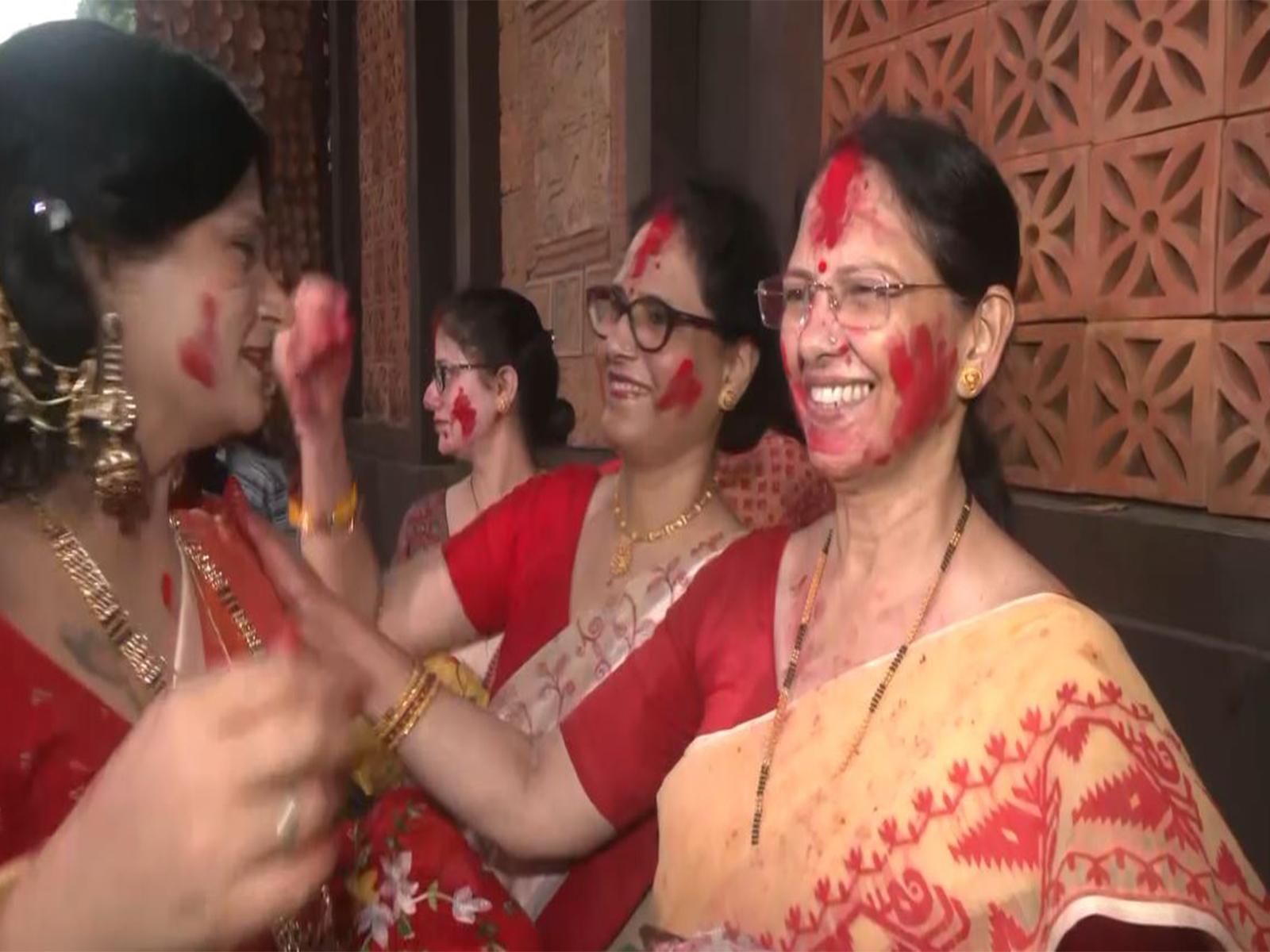 Women bid farewell to Maa Durga by celebrating ‘Sindoor Khela’ (Photo/ANI) 