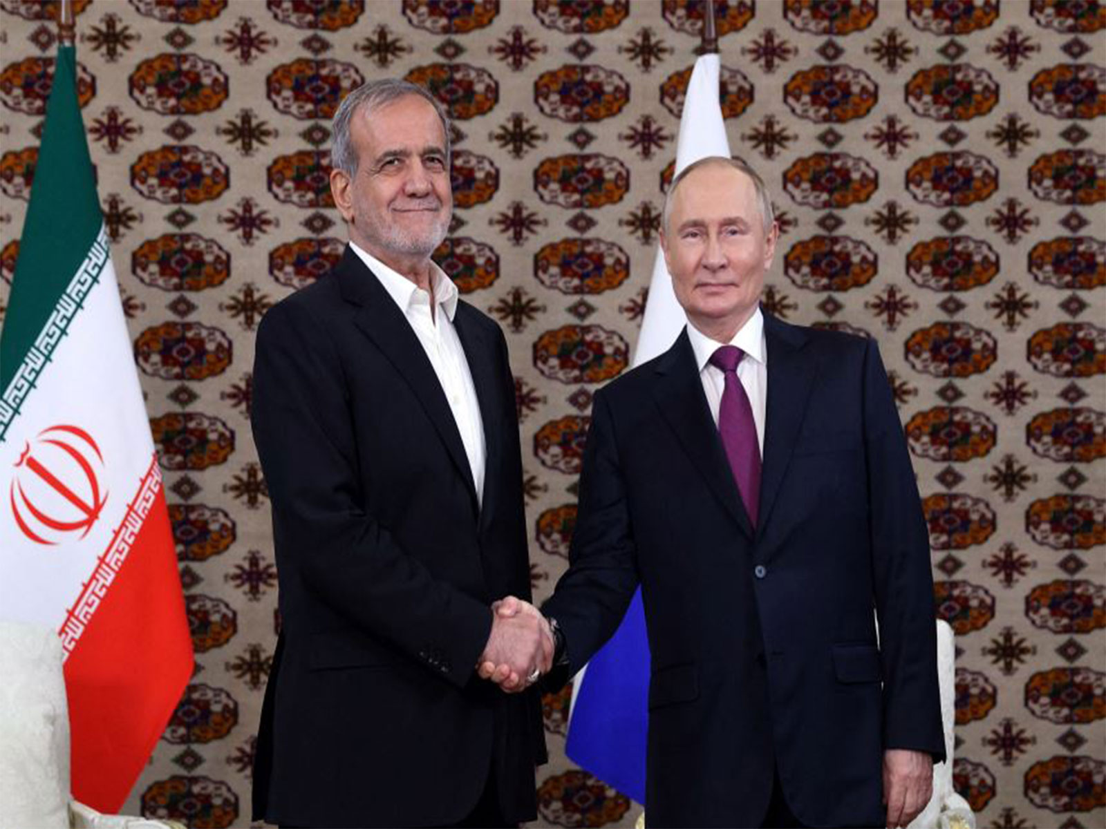 Russian President Vladimir Putin (right) with his Iranian counterpart  Masoud Pezeshkian (File Photo/Reuters)